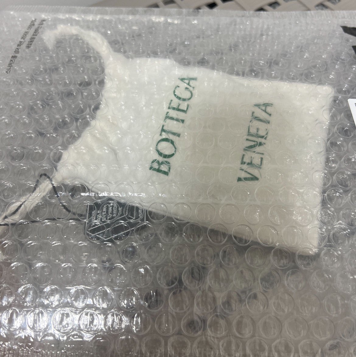 Bottega Veneta Credit Card Case Lambskin & Calfskin Black 착용 스타일