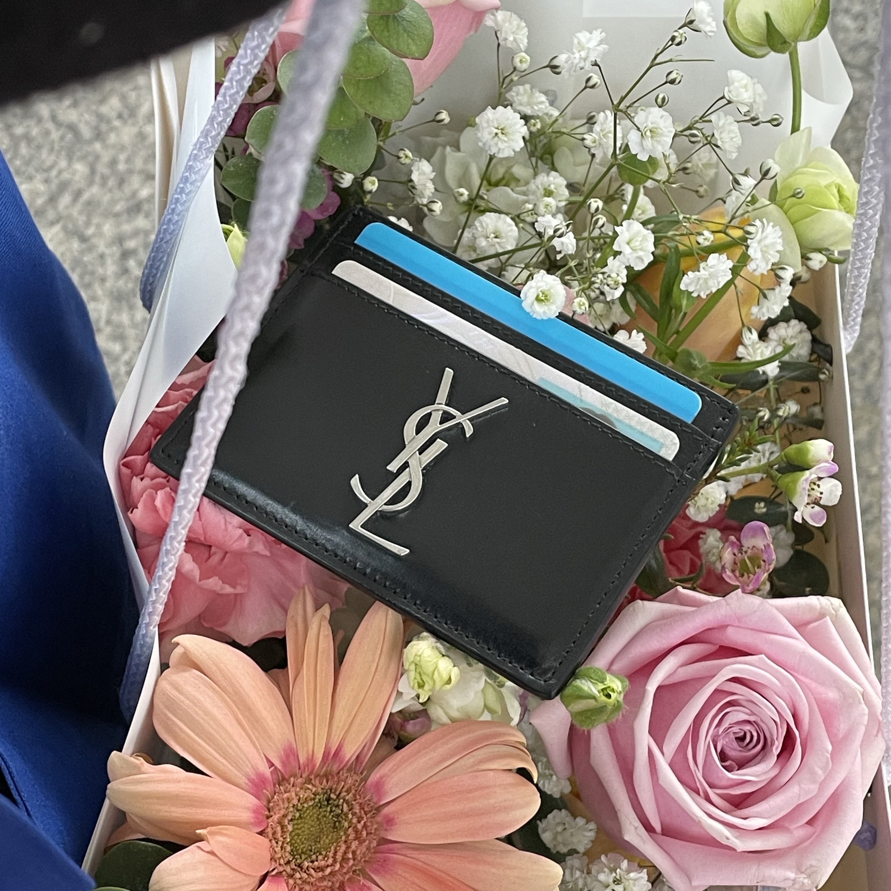 Saint Laurent Monogram Card Case in Smooth Leather Black 착용 스타일