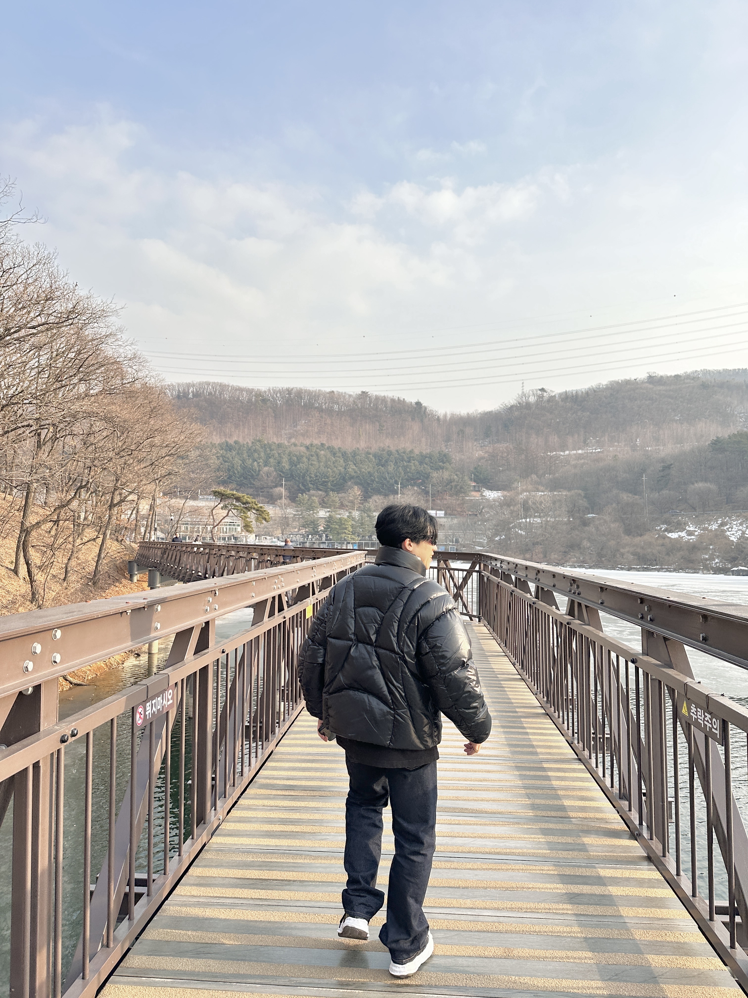 메종 미하라 야스히로 블레이키 OG 솔 레더 로우탑 스니커즈 블랙, 오클리 레이다 EV 어드벤서 매트 블랙 프레임 클리어 투 블랙 이리듐 포토크로믹 렌즈 유니버셜 핏 착용 스타일
