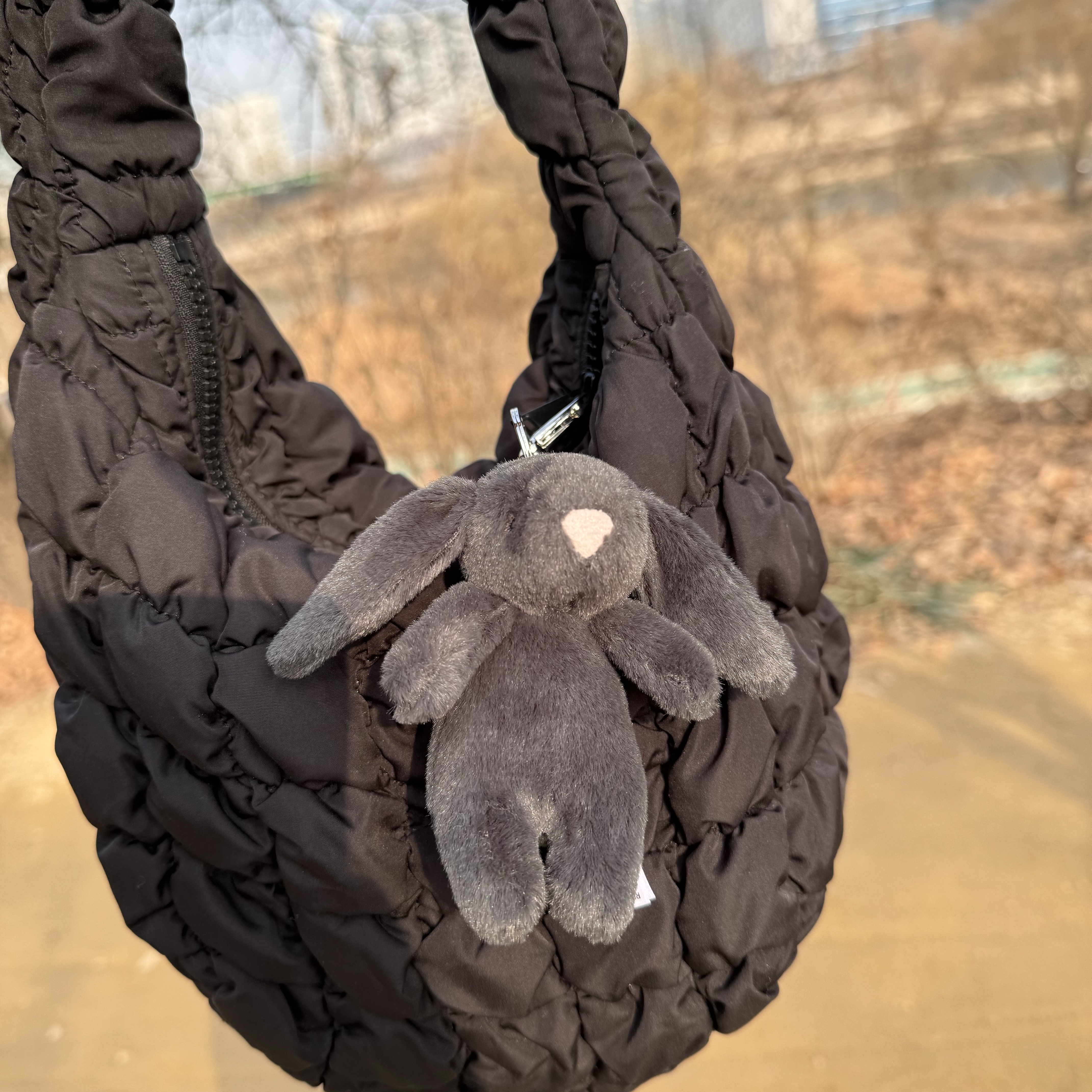 Jellycat Bashful Bunny Bag Charm Ink 착용 스타일 - 1