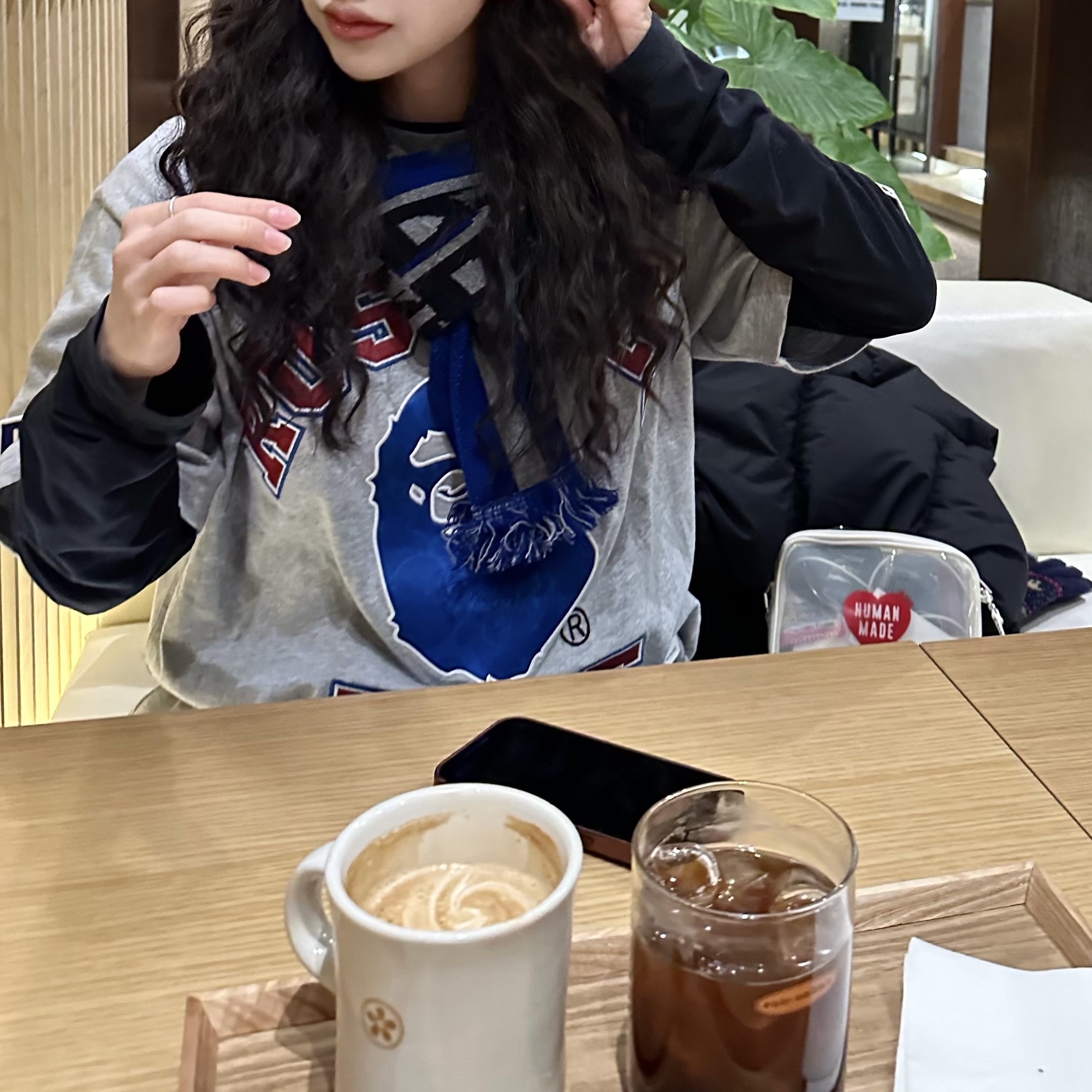 CDG 로고 체크 머플러 블루, 휴먼 메이드 PVC 파우치 미디움 클리어 착용 스타일 - 2