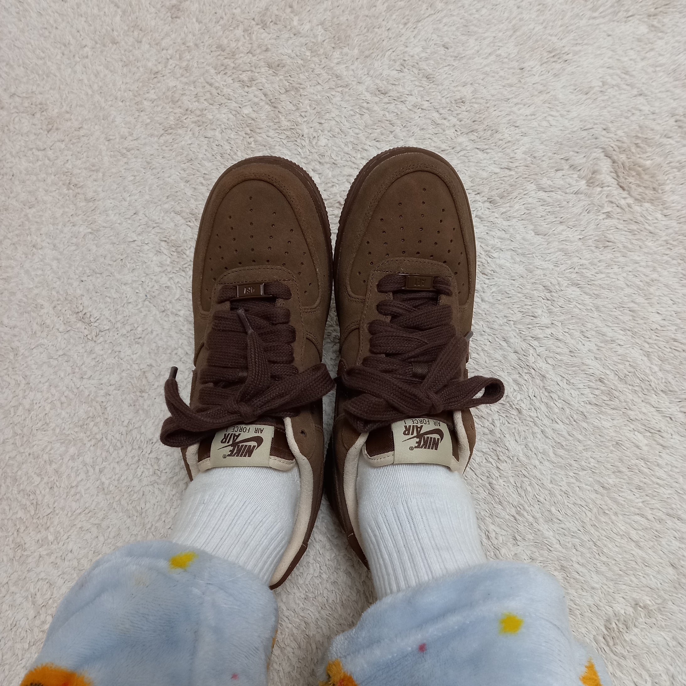 (W) Nike Air Force 1 '07 Cacao Wow, Nike x Stussy NRG Crew Socks White Black 착용 스타일 - 1
