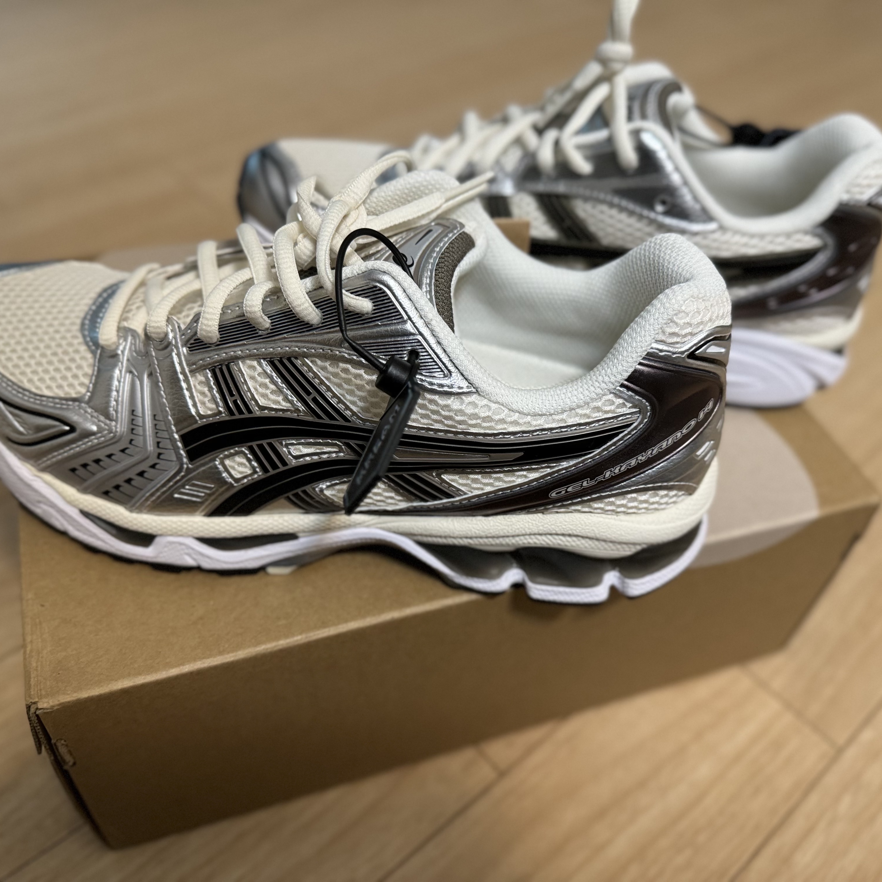 Asics Gel-Kayano 14 Cream Black 착용 스타일 - 2