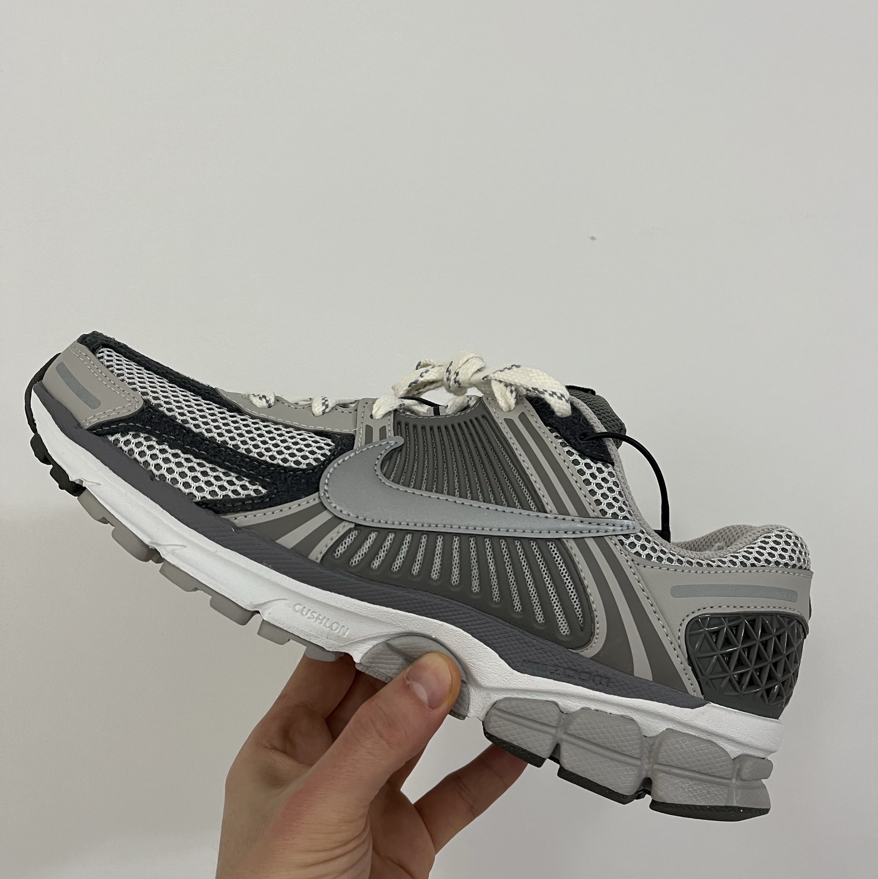 Nike Zoom Vomero 5 PRM Light Iron Ore and Flat Fewter 착용 스타일 - 1