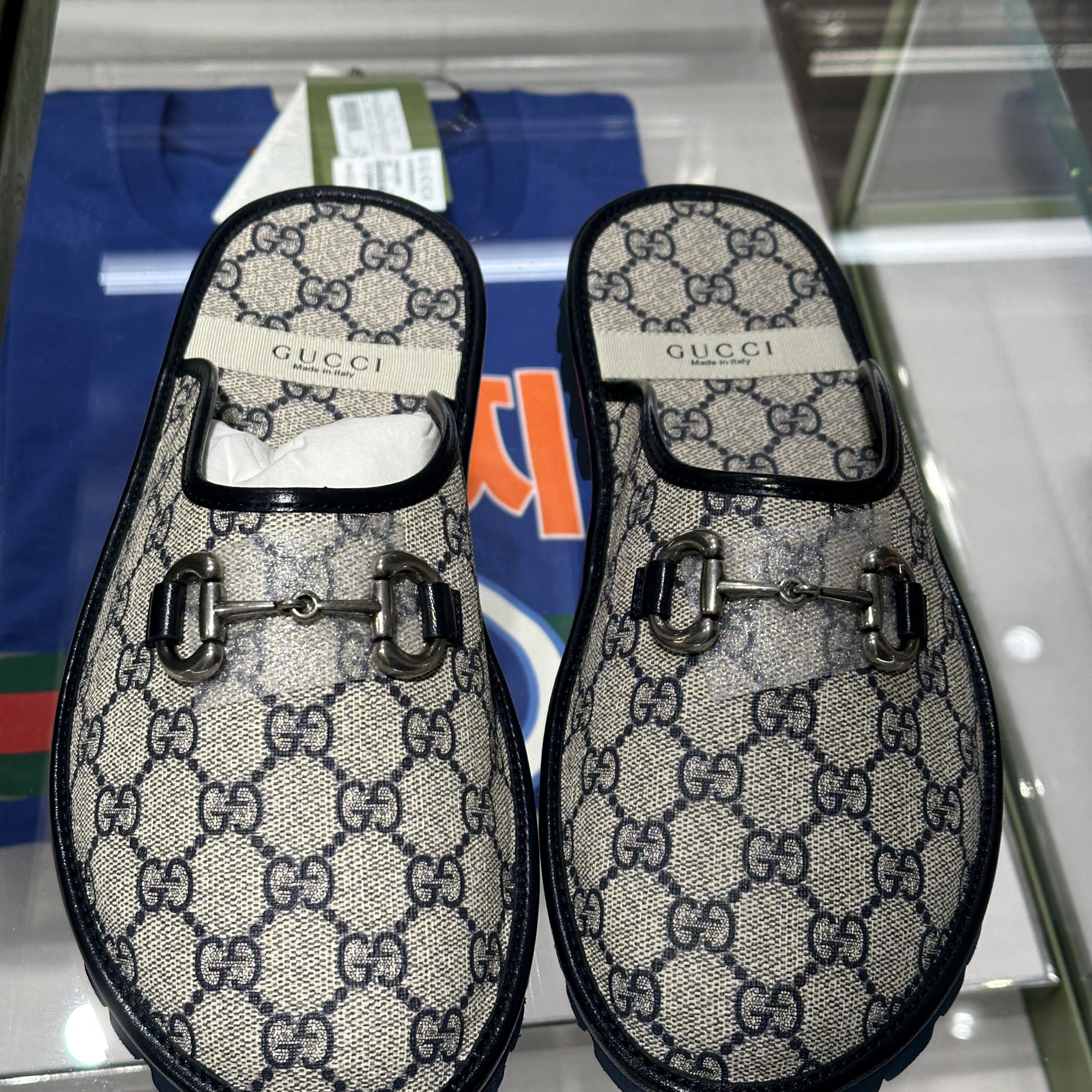 Gucci GG Slipper with Horsebit Beige Blue 착용 스타일 - 2