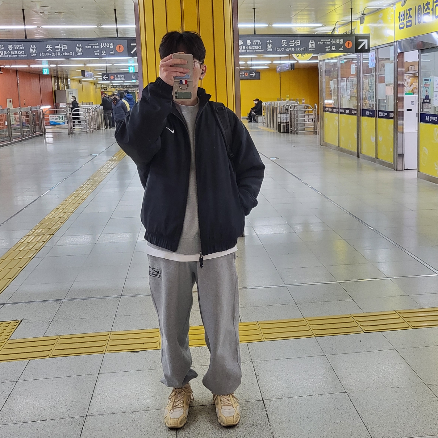 Nike x Stussy NRG Fleece Crewneck Dark Grey Heather (DO9337-063), Nike x Stussy NRG Fleece Pants Dark Grey Heather (DO9340-063) 착용 스타일 - 1