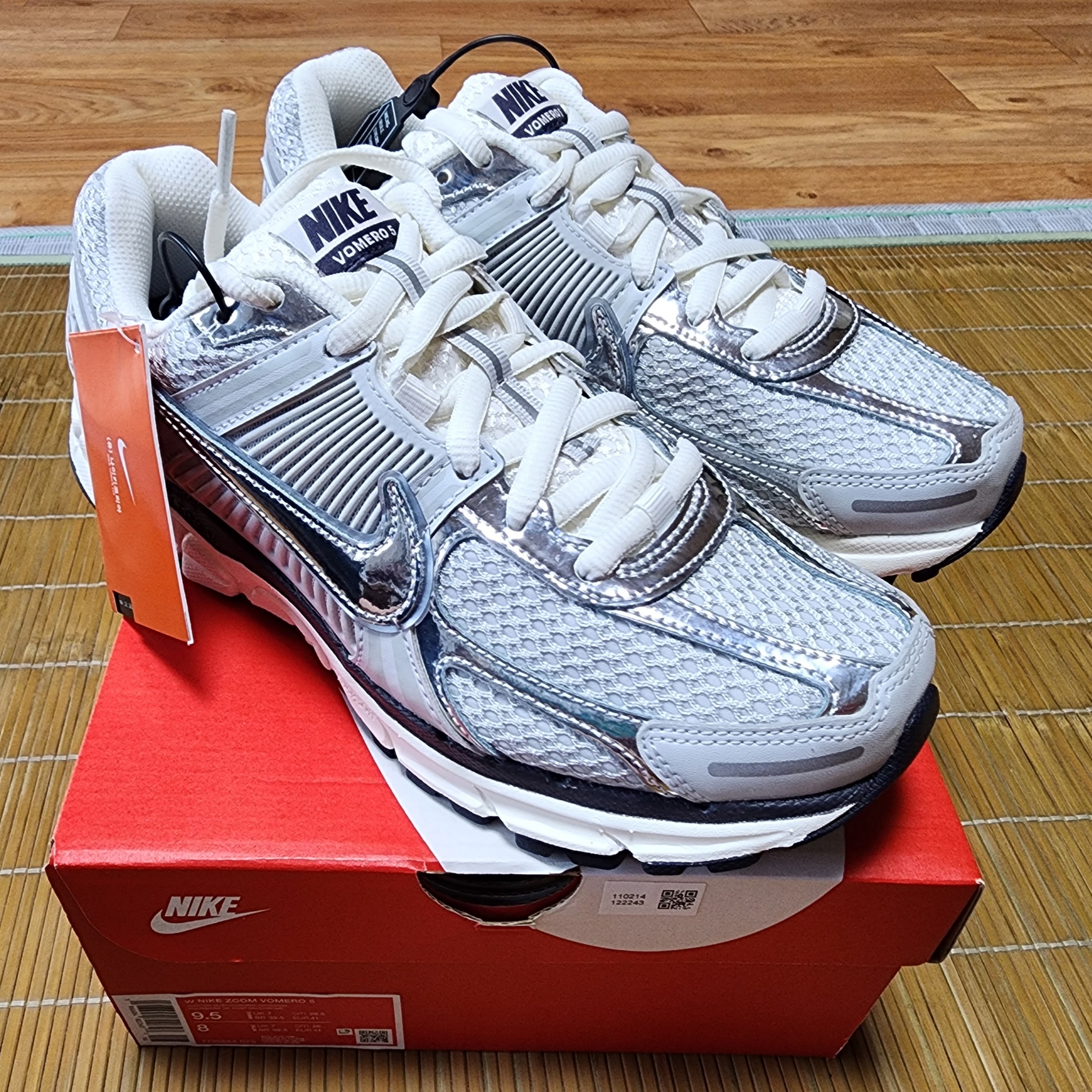 (W) Nike Zoom Vomero 5 Photon Dust and Metallic Silver 착용 스타일