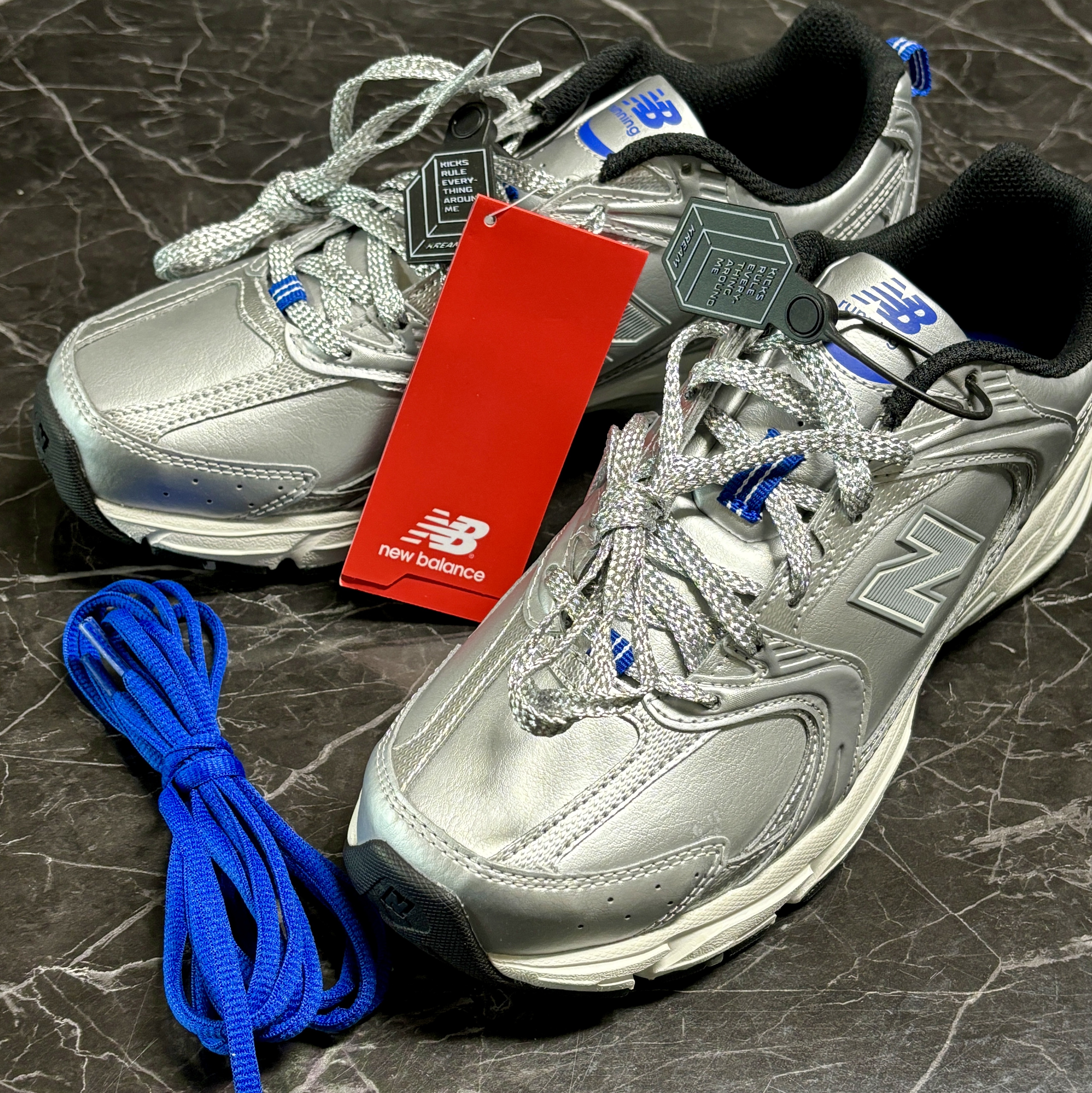 New Balance x Yeseyesee 530 Silver Royal Blue 착용 스타일 - 1