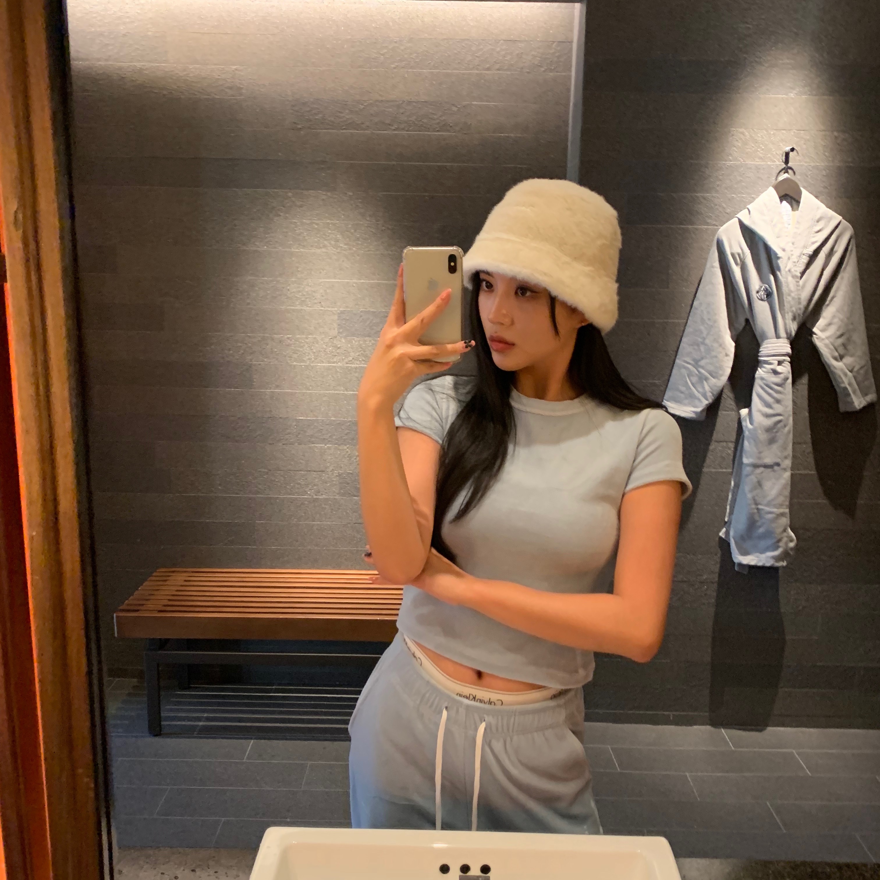 Jacquemus Le Bob Neve Fluffy Bucket Hat Off White 착용 스타일 - 3