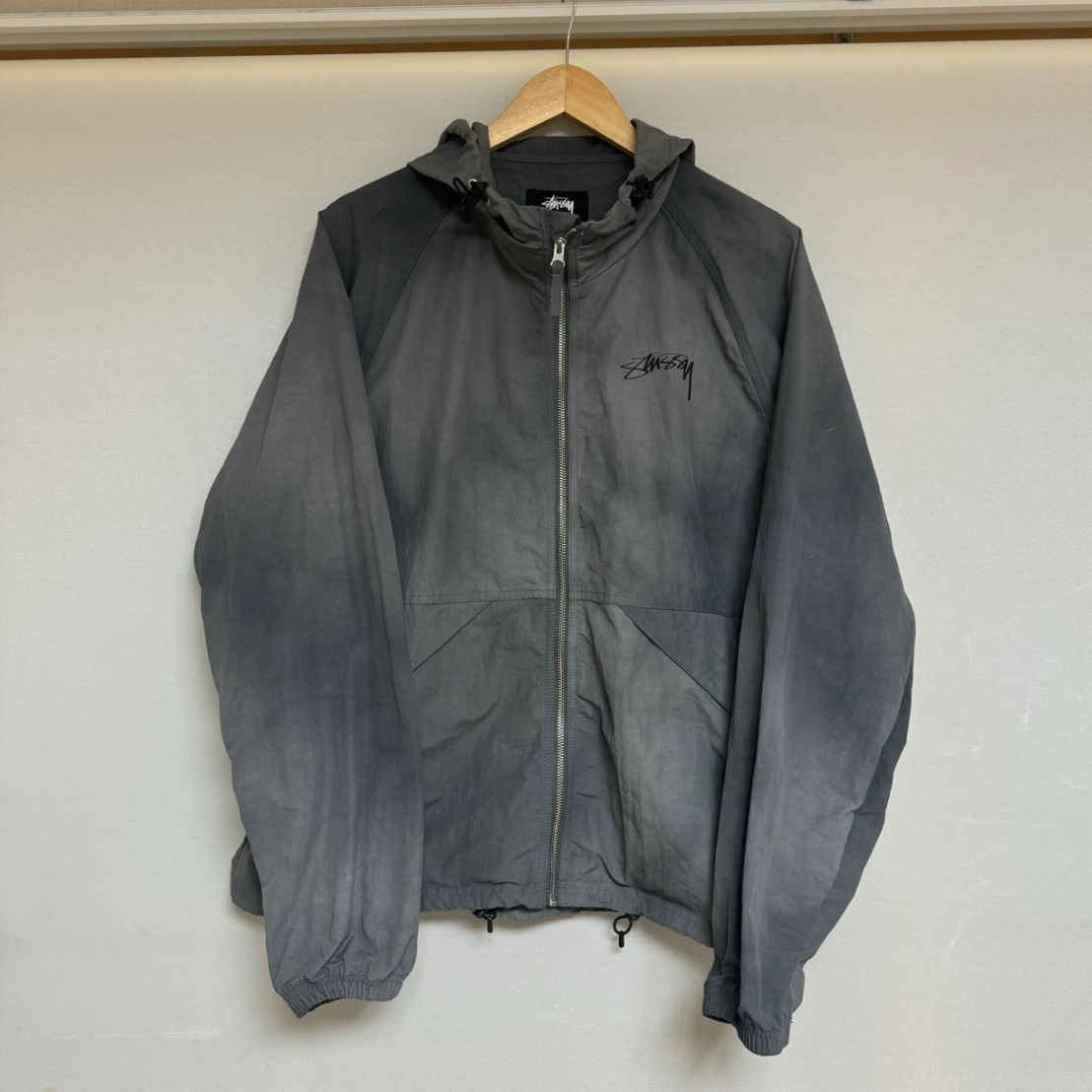 Stussy Wave Dye Beach Shell Jacket Black 착용 스타일