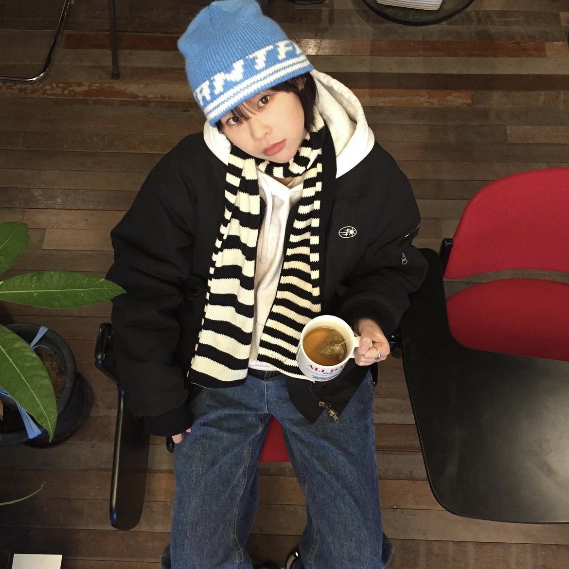 Karactor Striped Knit Muffler Black Ivory 착용 스타일