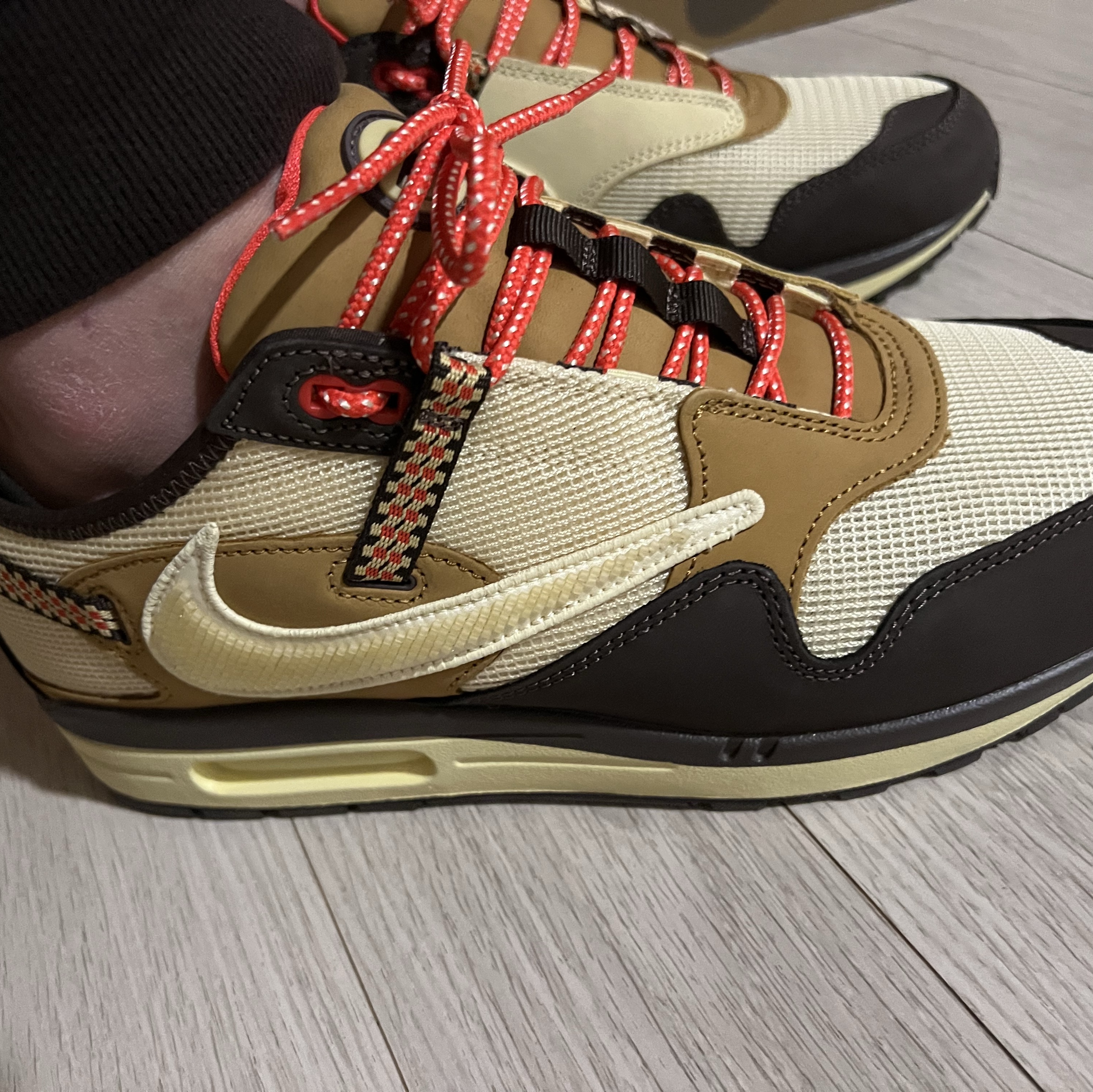 Nike x Travis Scott Air Max 1 Cact.us Brown 착용 스타일 - 2
