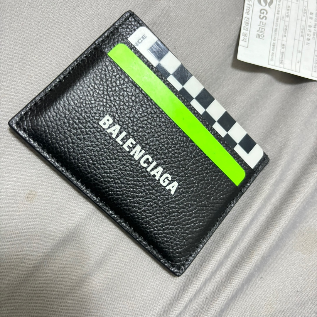 Balenciaga Cash Card Holder Black 착용 스타일