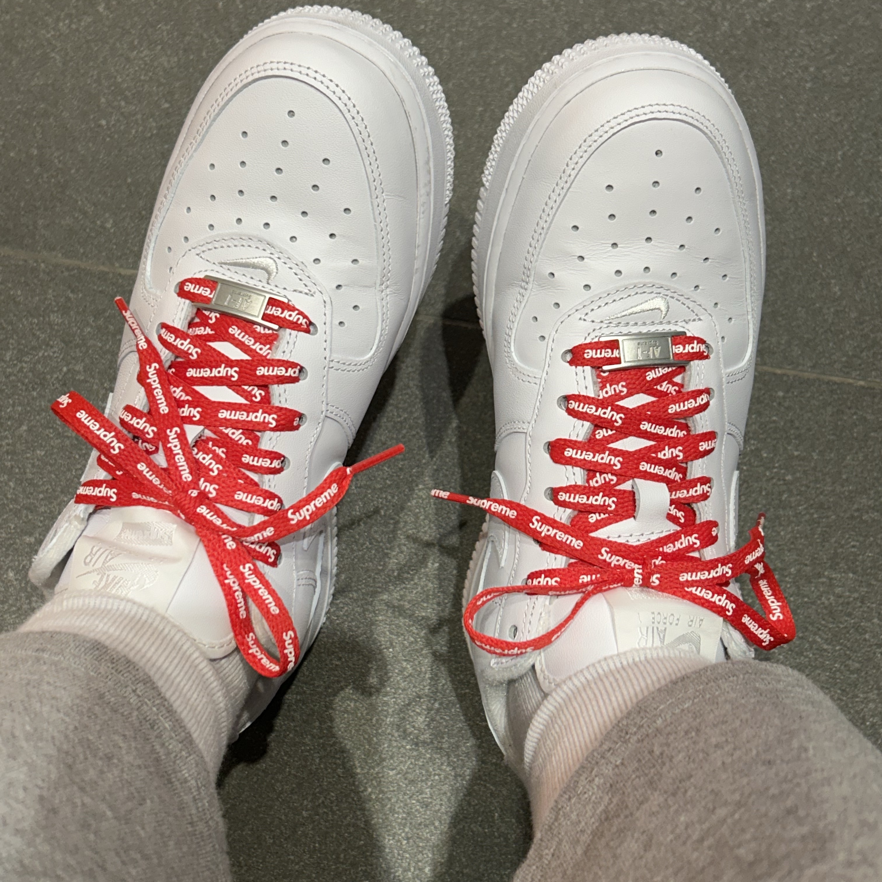 Nike x Supreme Air Force 1 Low White 착용 스타일 - 1