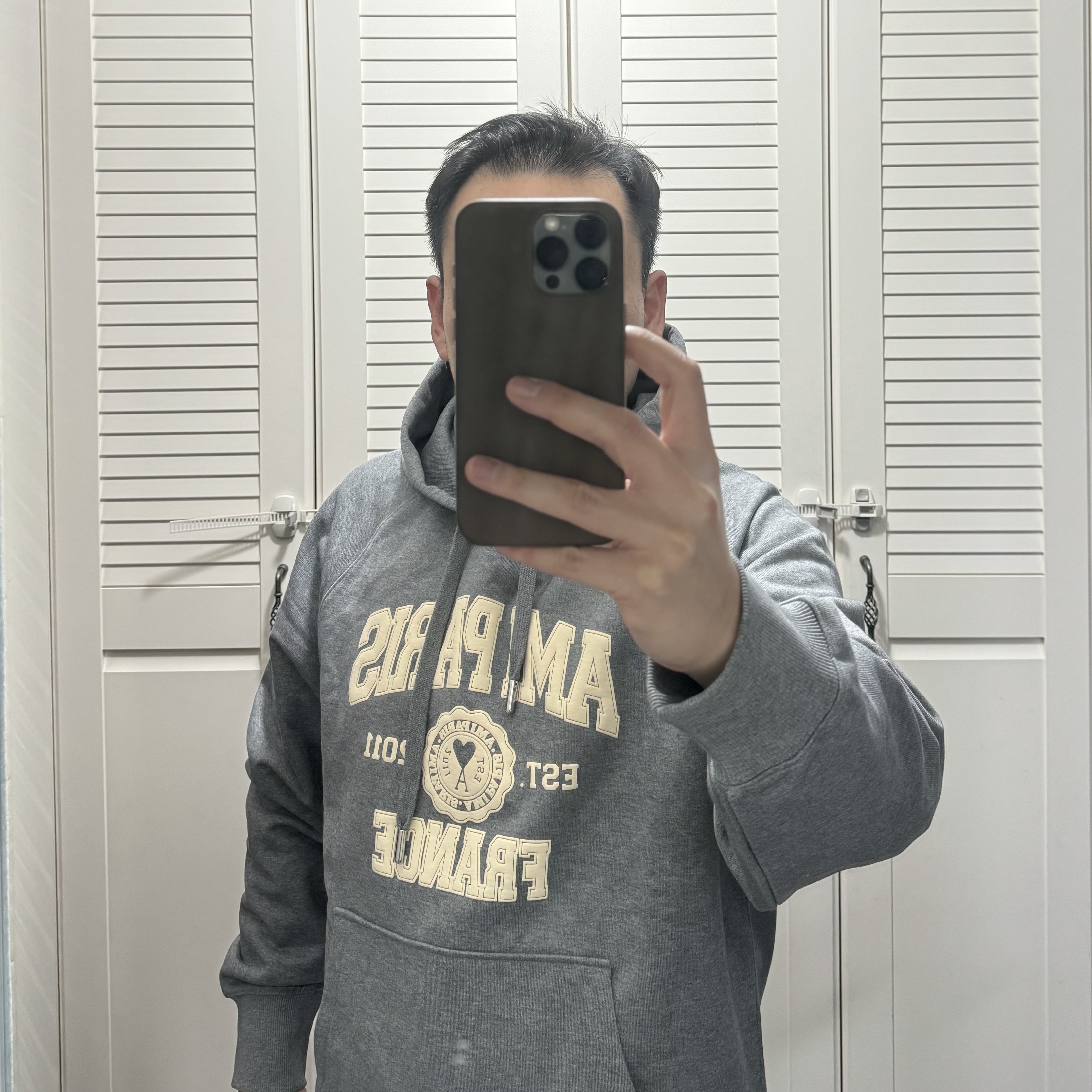 AMI Paris France Hood Sweatshirt Heather Grey 착용 스타일