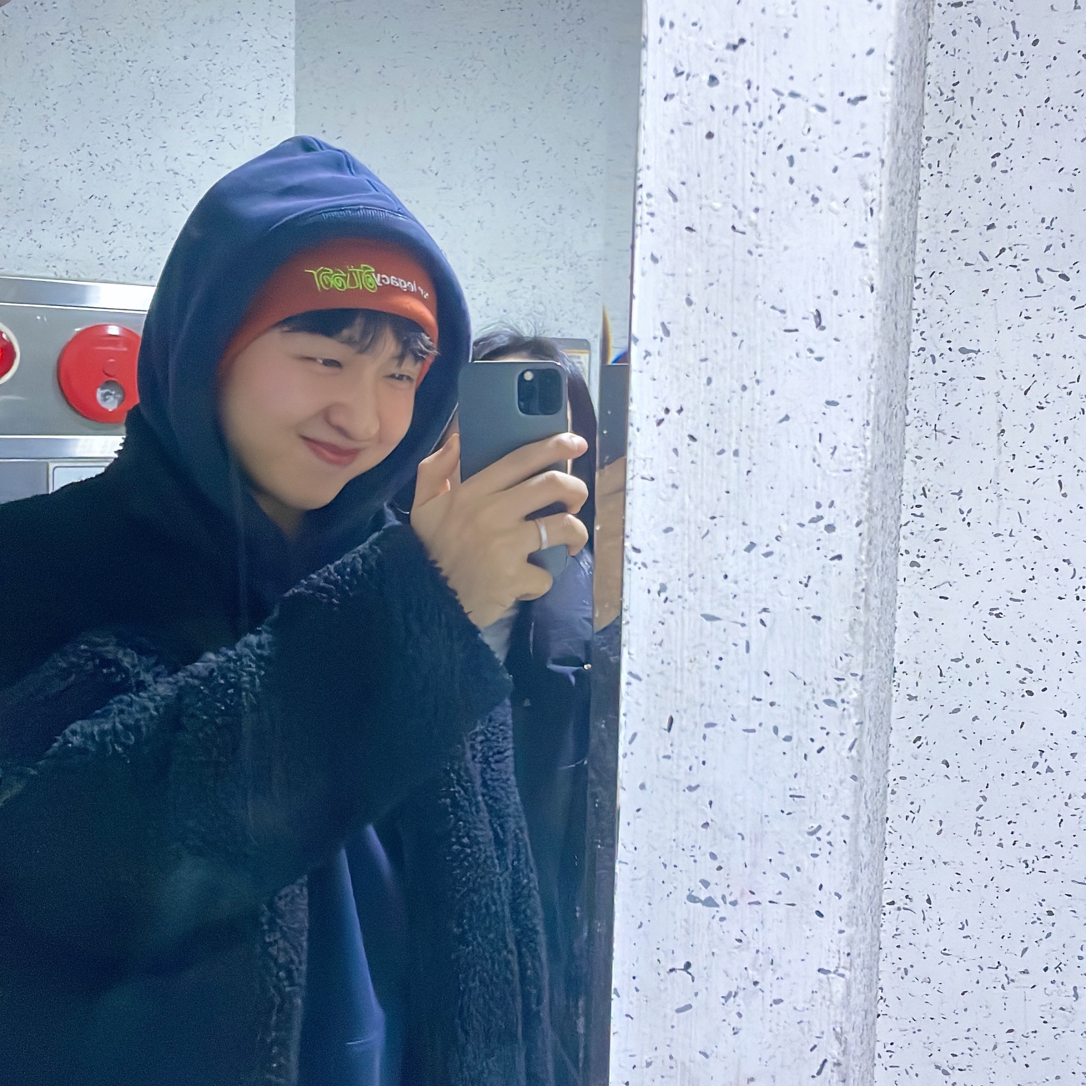 Stussy Sherpa Reversible Jacket Black, Stussy x Our Legacy Work Shop Polar Fleece Beanie Rust 착용 스타일