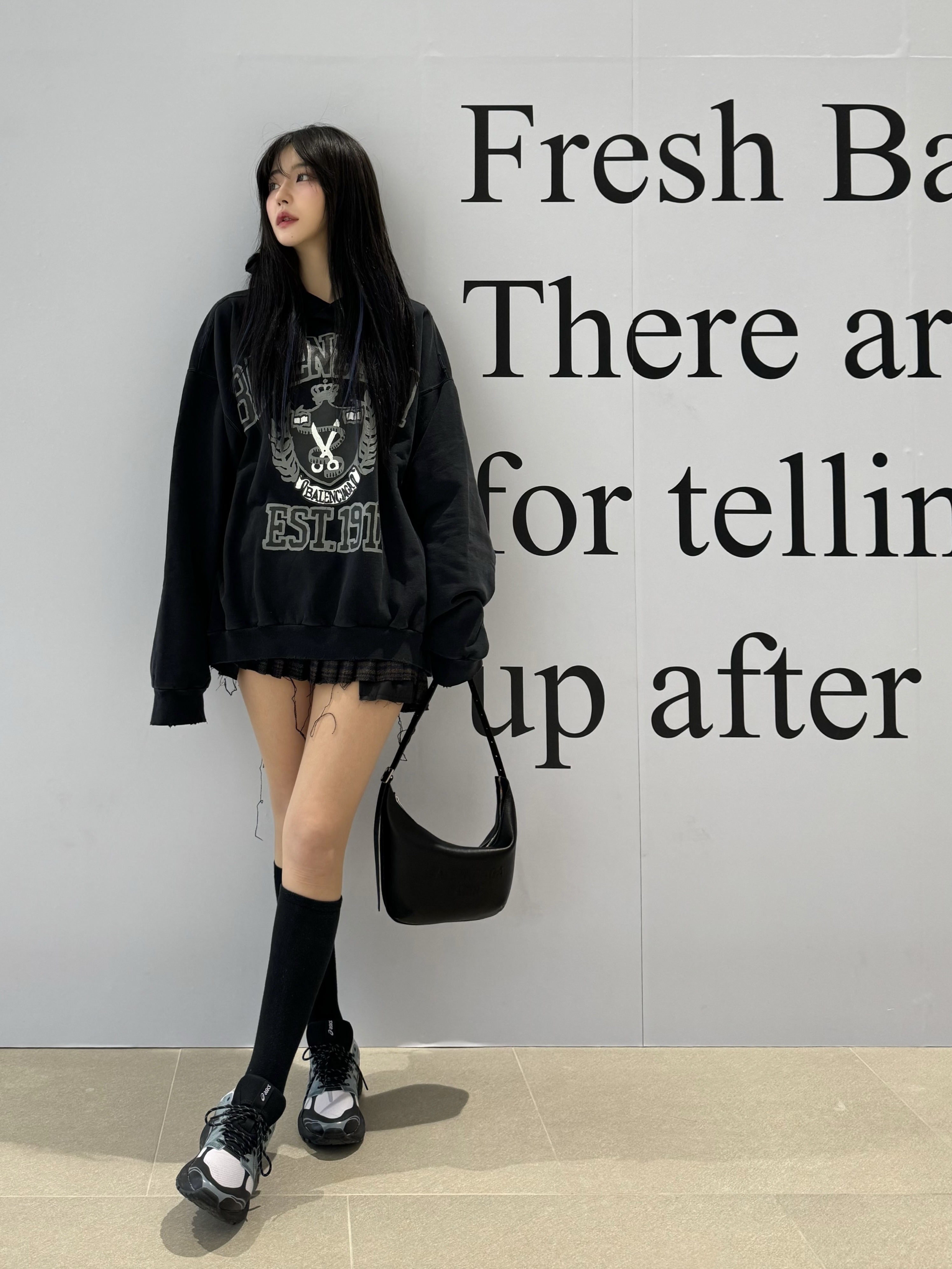 Asics Gel-Terrain Faded Ash Rock Black, Balenciaga DIY College Hoodie Medium Fit Black 착용 스타일 - 1