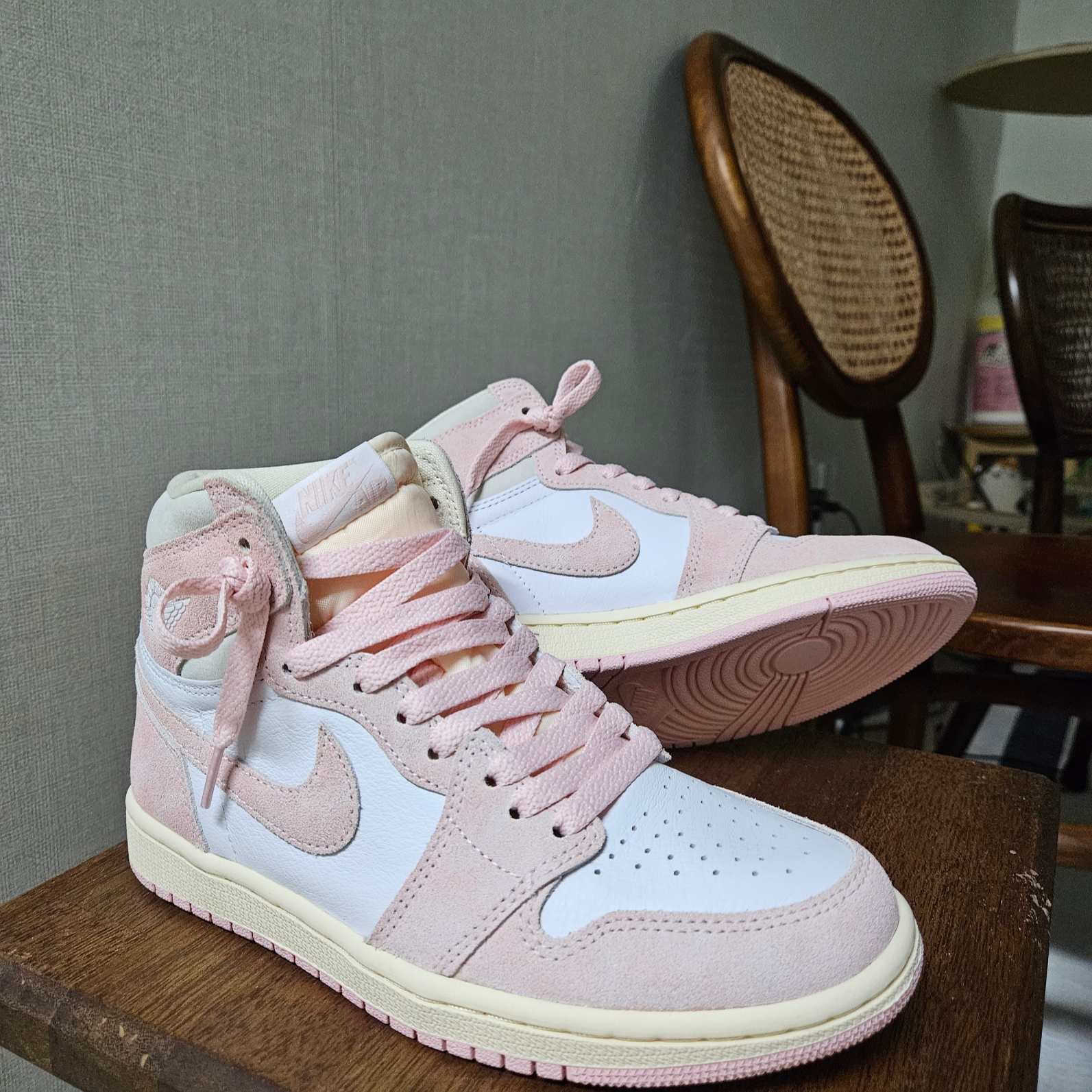 (W) Jordan 1 Retro High OG Coconut Milk and Sail 착용 스타일