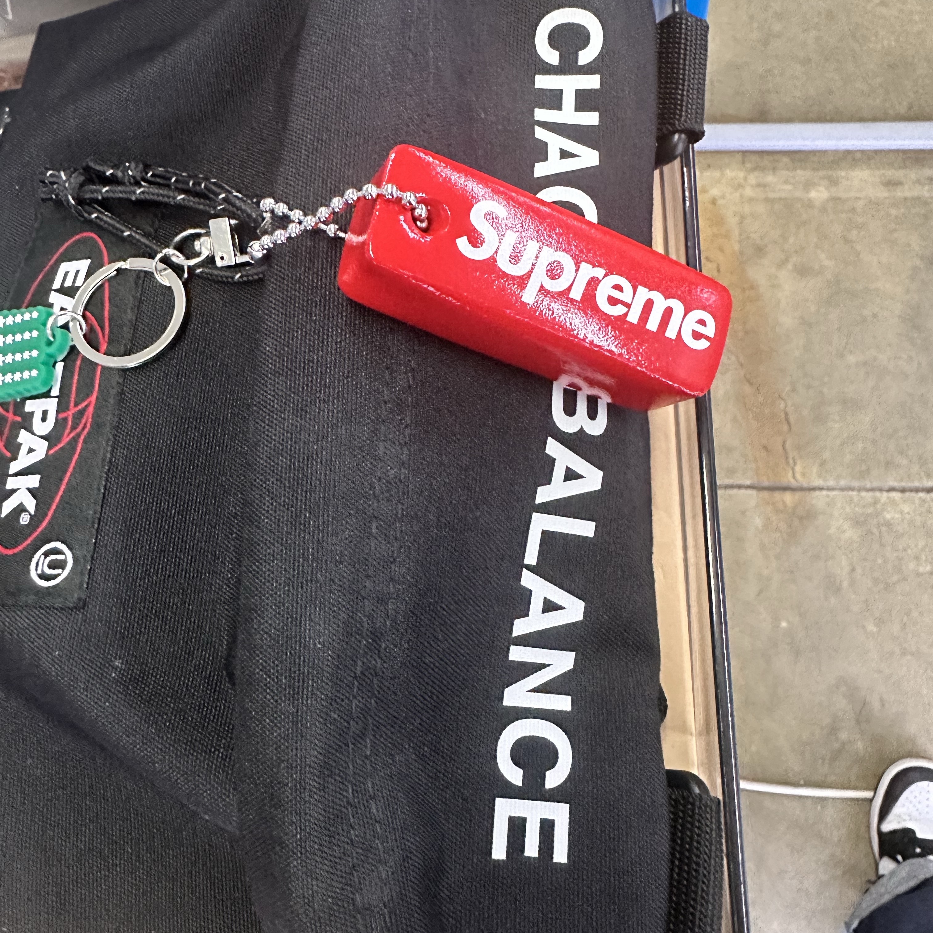 Supreme Floating Keychain Red - 23FW 착용 스타일