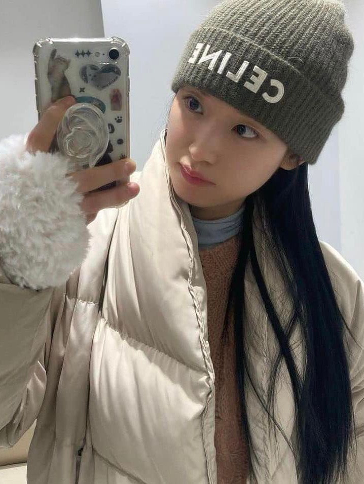 Celine Beanie in Ribbed Wool Black, (W) Celine Heritage Cashmere Beanie Medium Grey 착용 스타일 - 6