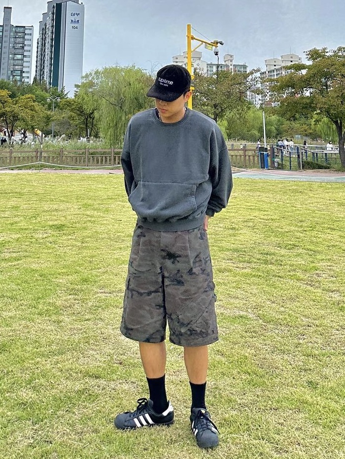 Karactor Cargo Bermuda Shorts Camo, Adidas Superstar Core Black White 착용 스타일