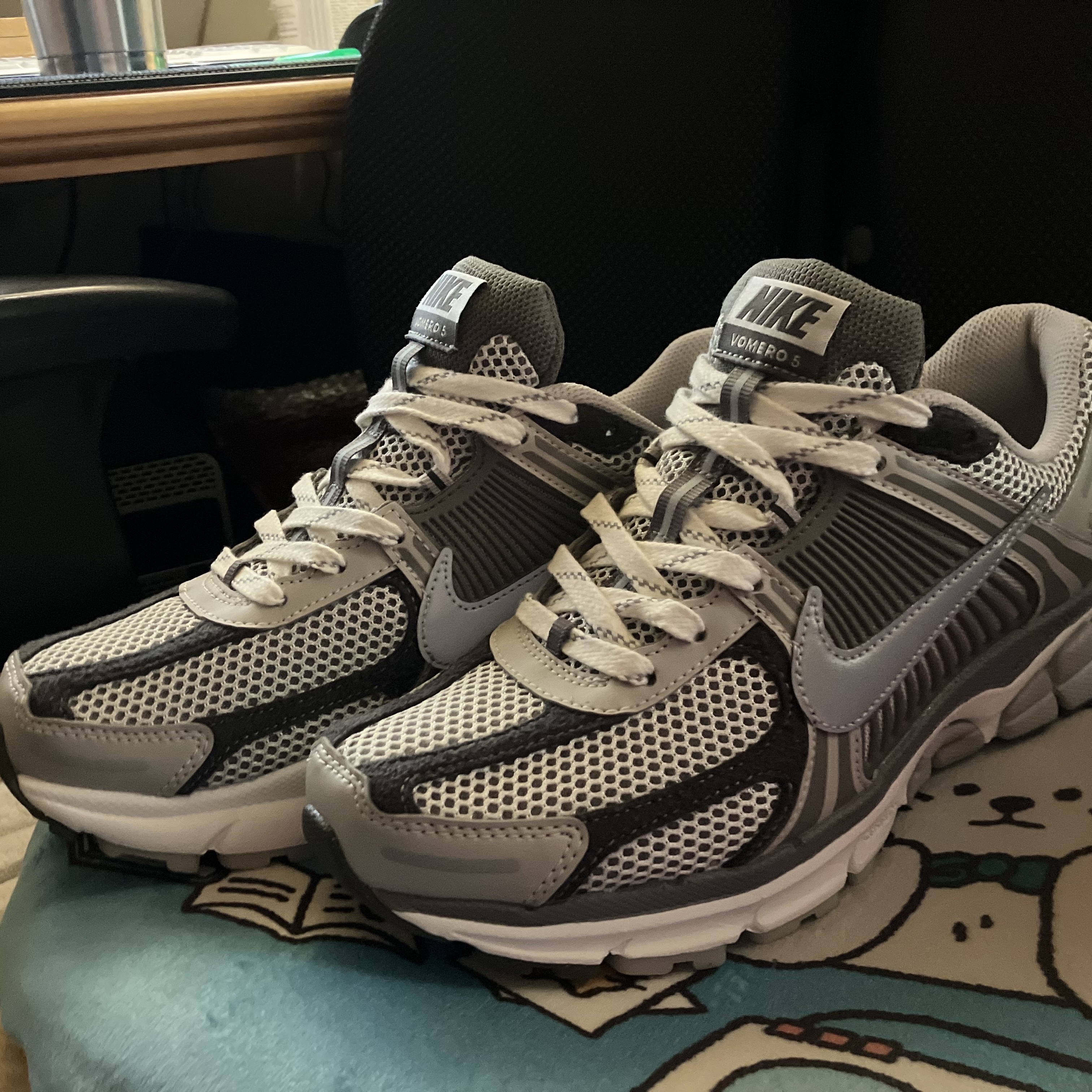 Nike Zoom Vomero 5 PRM Light Iron Ore and Flat Fewter 착용 스타일
