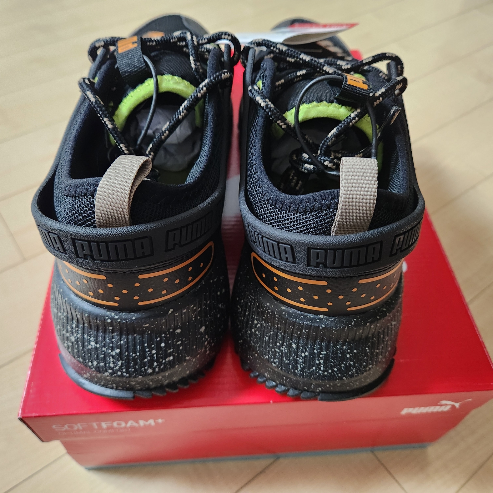 Puma Pacer Future Trail Black Orange Brick 착용 스타일 - 2