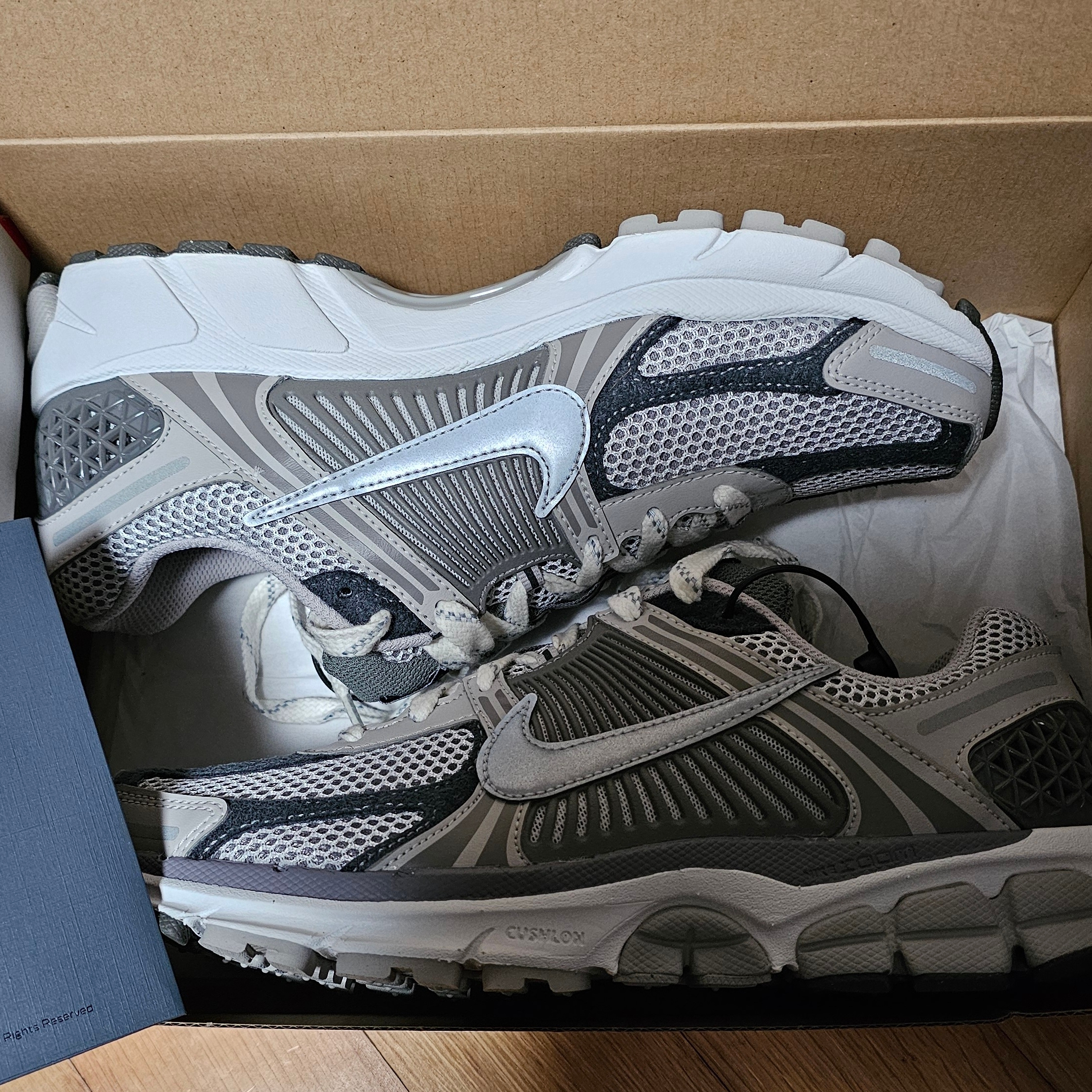 Nike Zoom Vomero 5 PRM Light Iron Ore and Flat Fewter 착용 스타일