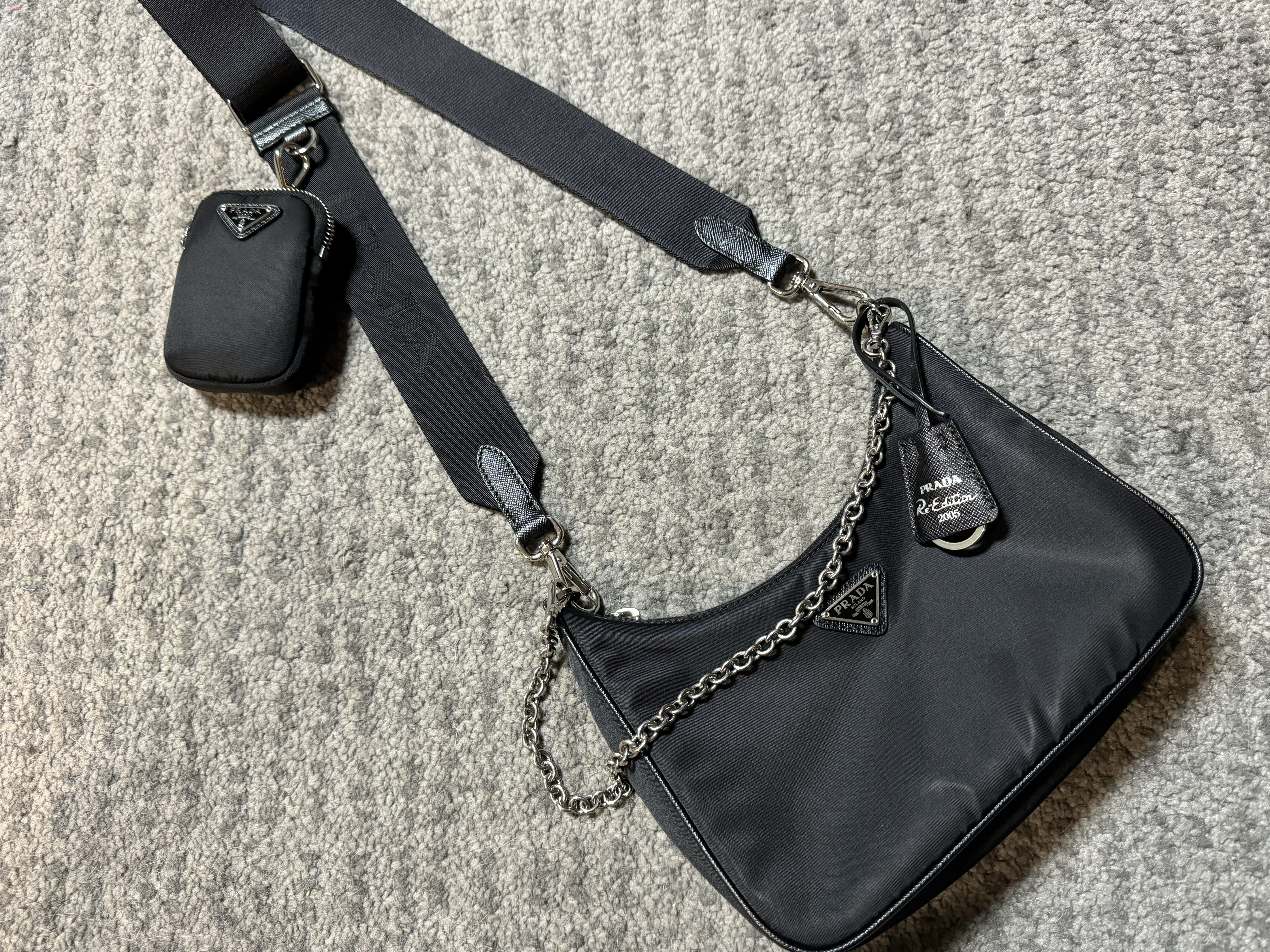 Prada Re-Edition 2005 Re-Nylon Shoulder Bag Black 착용 스타일