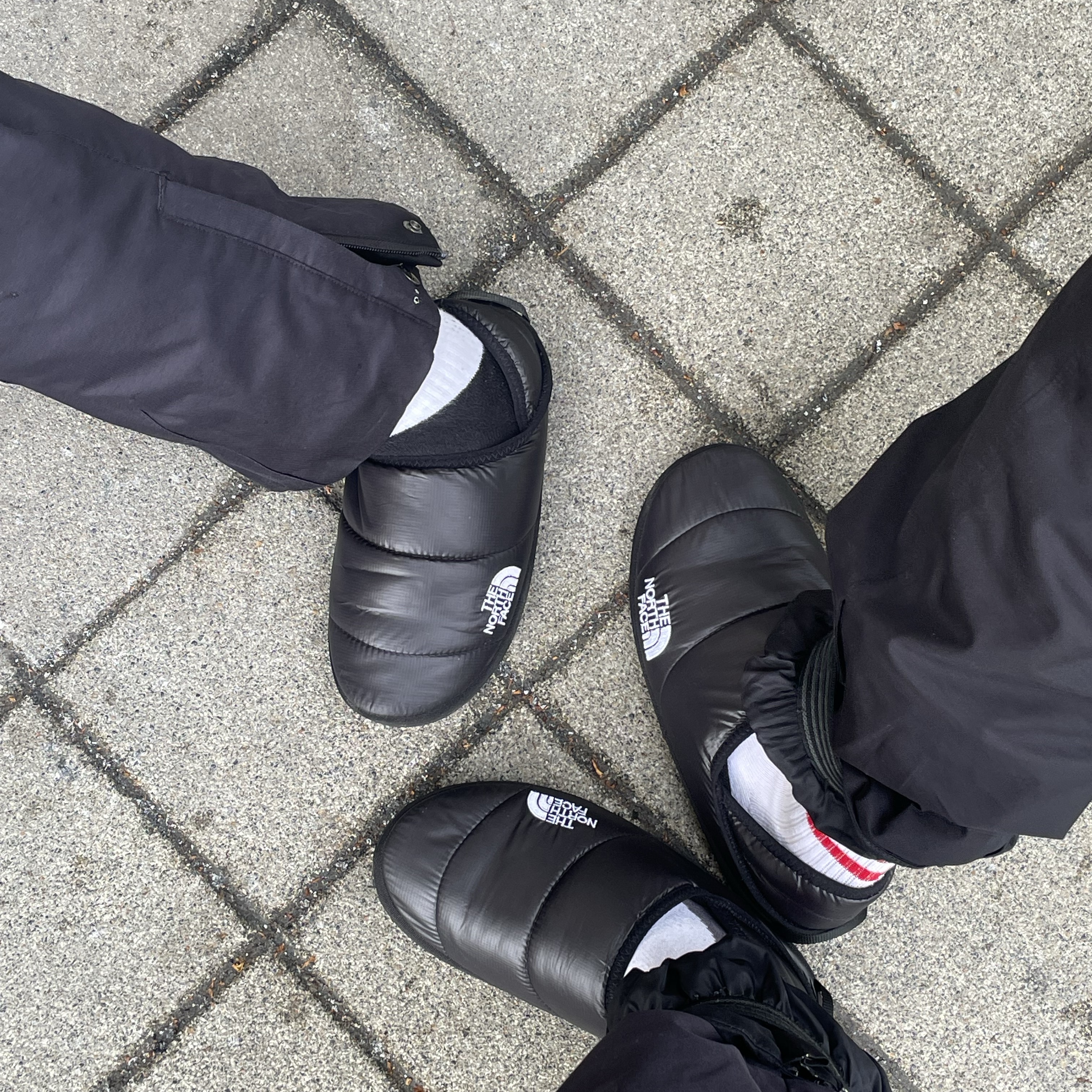 The North Face Nuptse Mule Black 착용 스타일