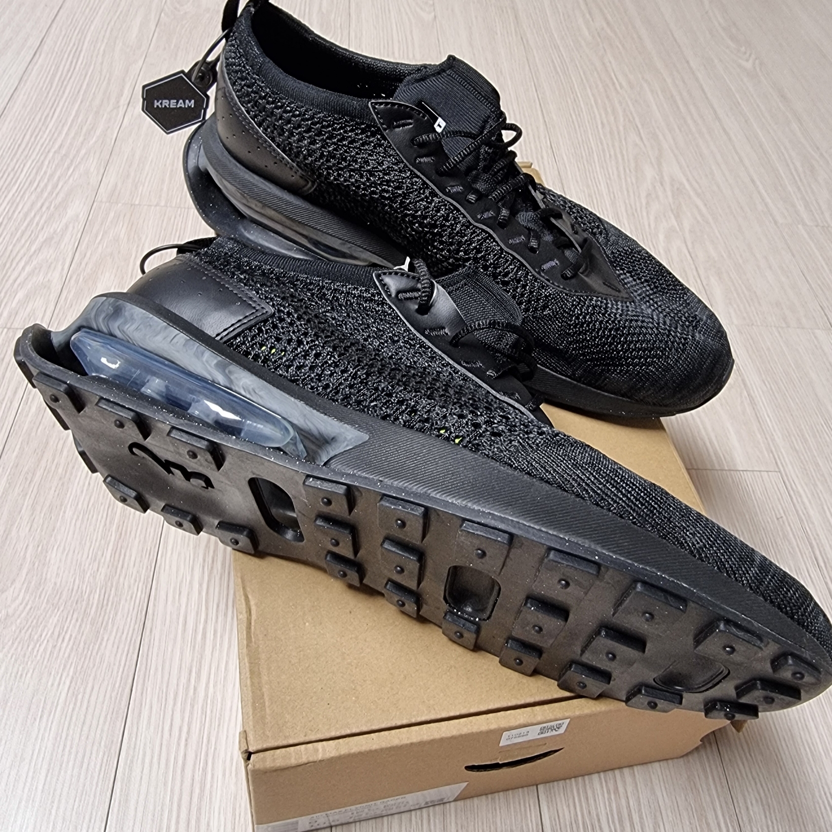 Nike Air Max Flyknit Racer Anthracite Black 착용 스타일 - 1