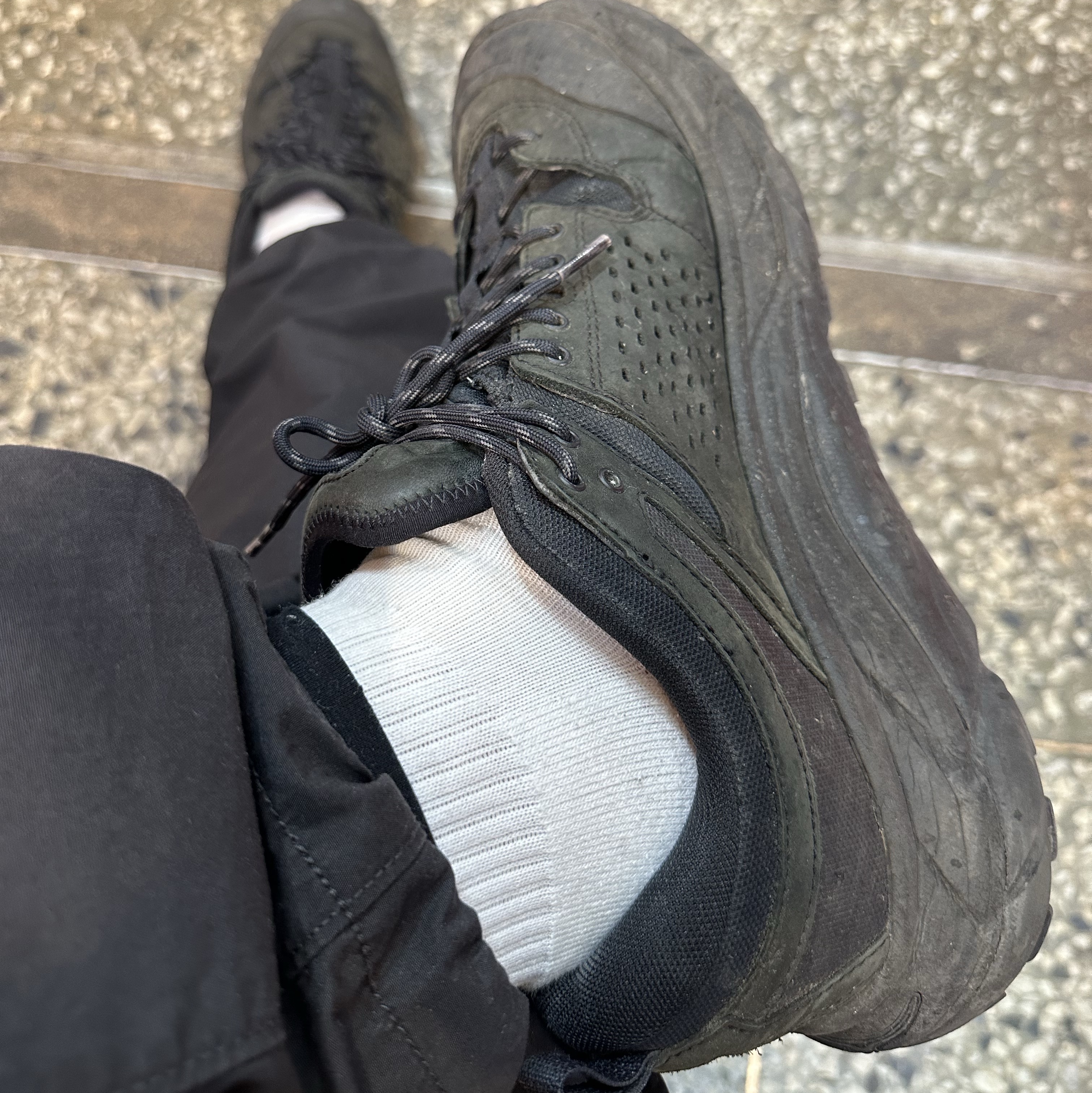 Hoka Tor Ultra Low Black 착용 스타일