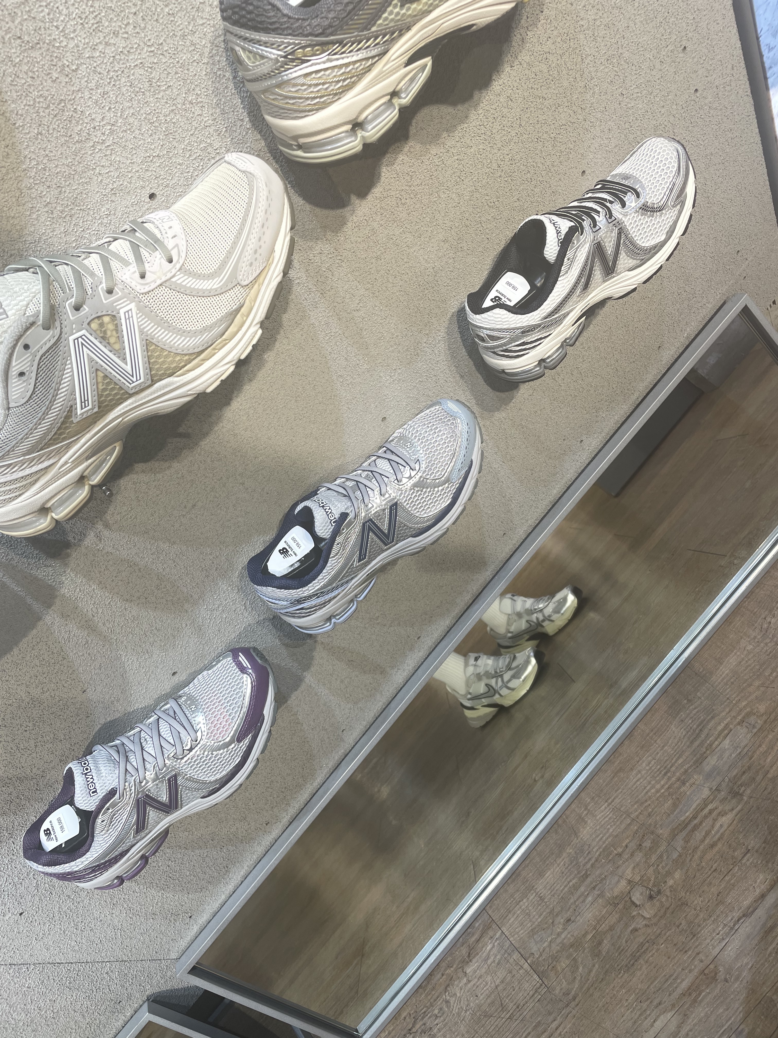 New Balance 860v2 Arctic Grey, New Balance 860v2 Optic White 착용 스타일