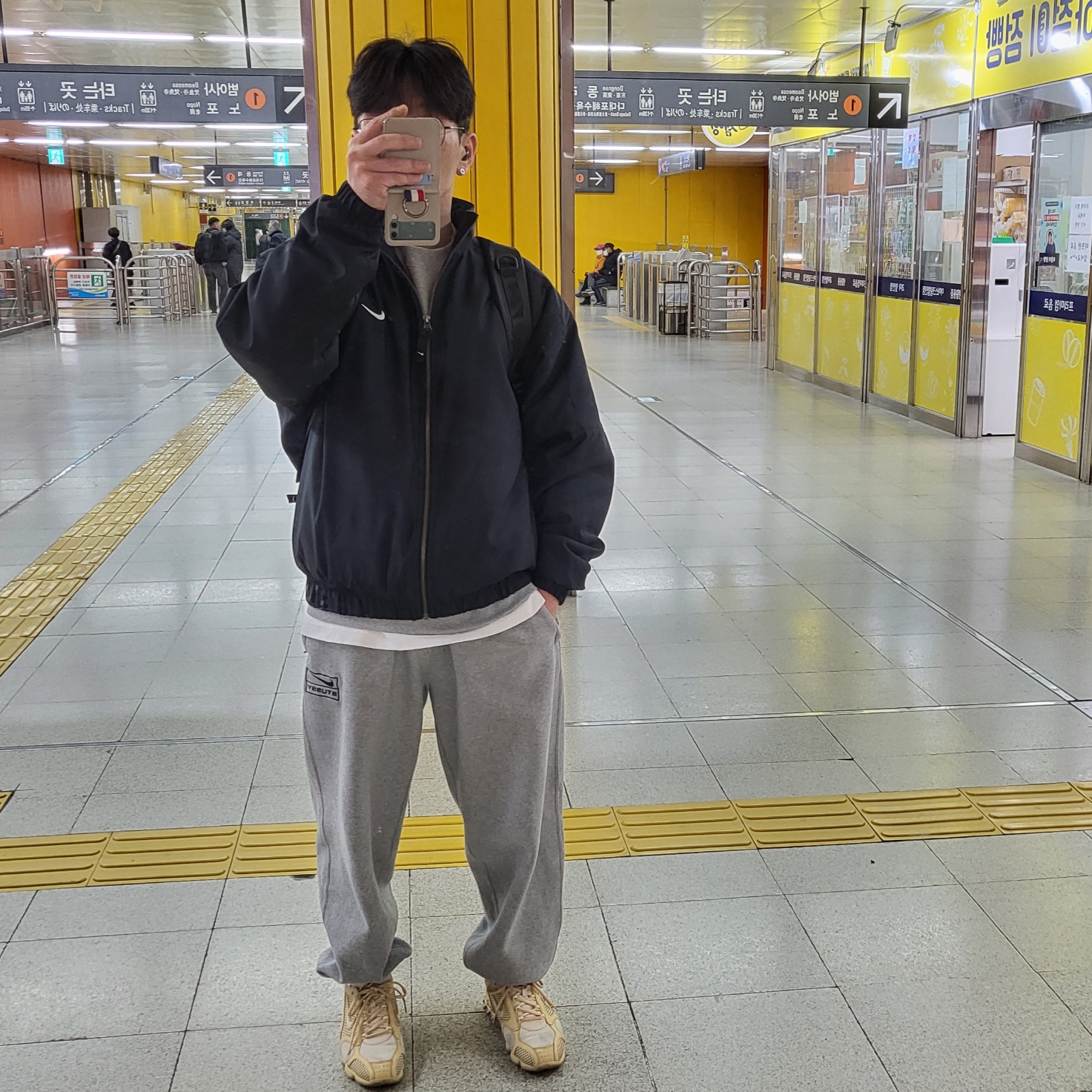 Nike x Stussy NRG Fleece Crewneck Dark Grey Heather (DO9337-063), Nike x Stussy NRG Fleece Pants Dark Grey Heather (DO9340-063) 착용 스타일 - 2