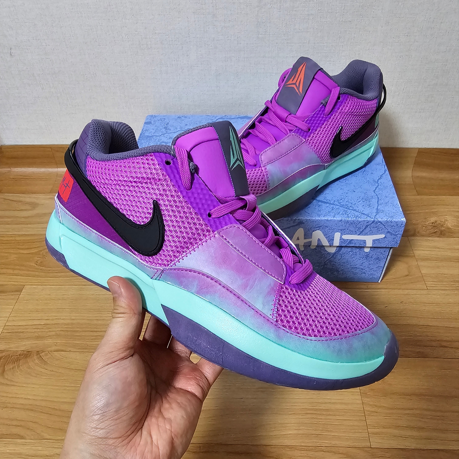Nike Ja 1 Xmas EP Fuchsia Dream Emerald Rise 착용 스타일 - 1