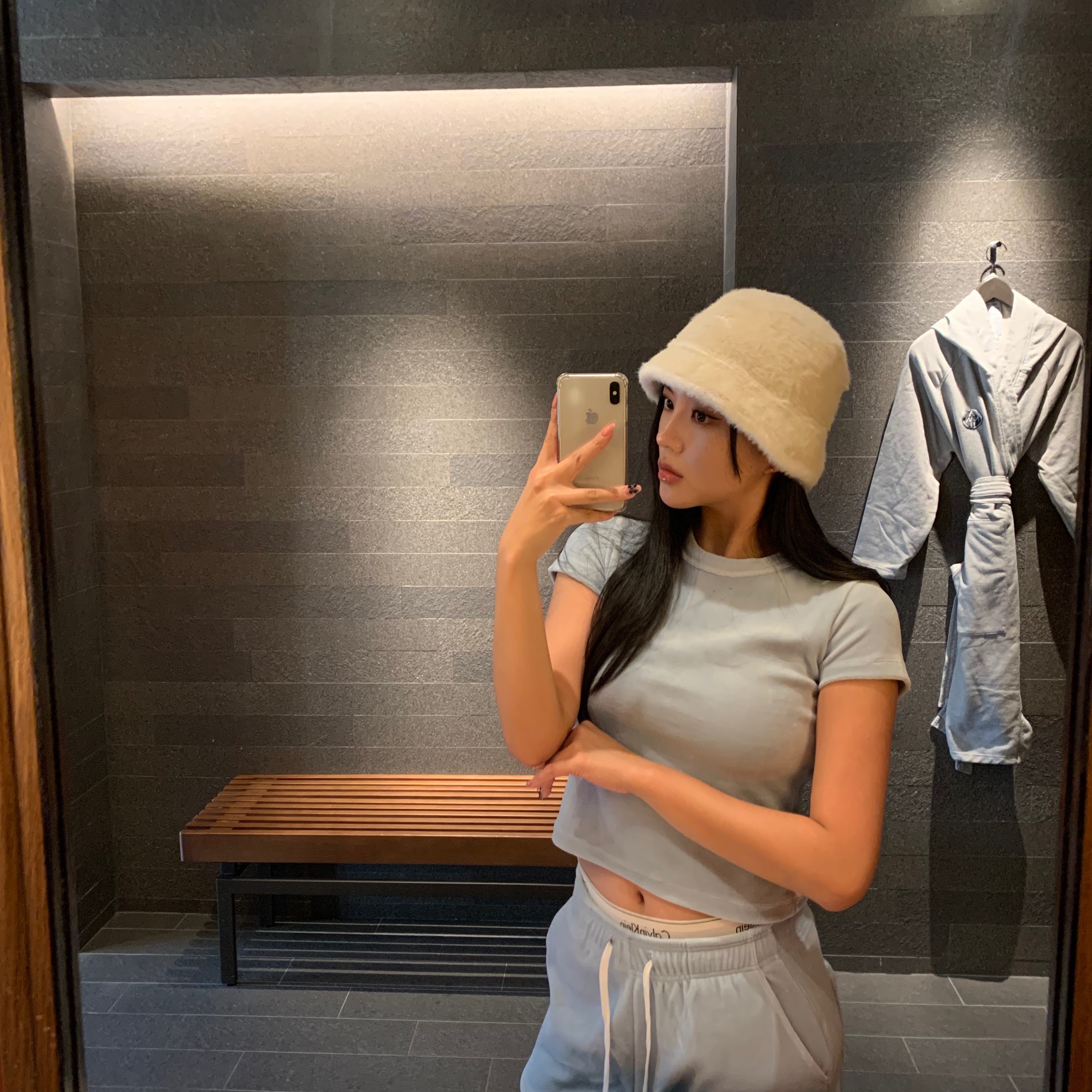 Jacquemus Le Bob Neve Fluffy Bucket Hat Off White 착용 스타일 - 2