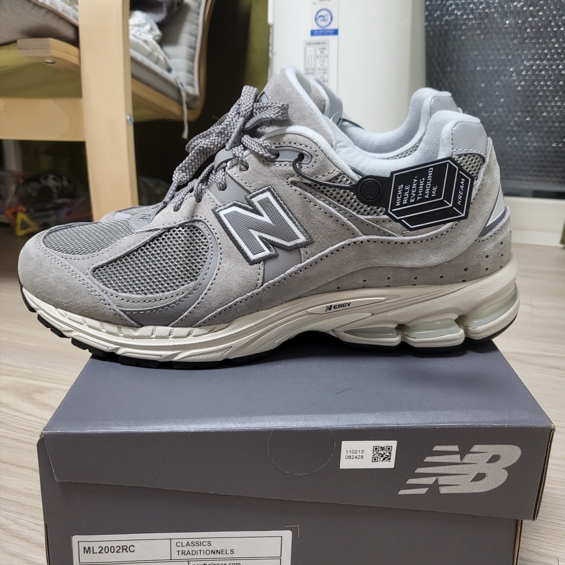 New Balance 2002R Grey 착용 스타일