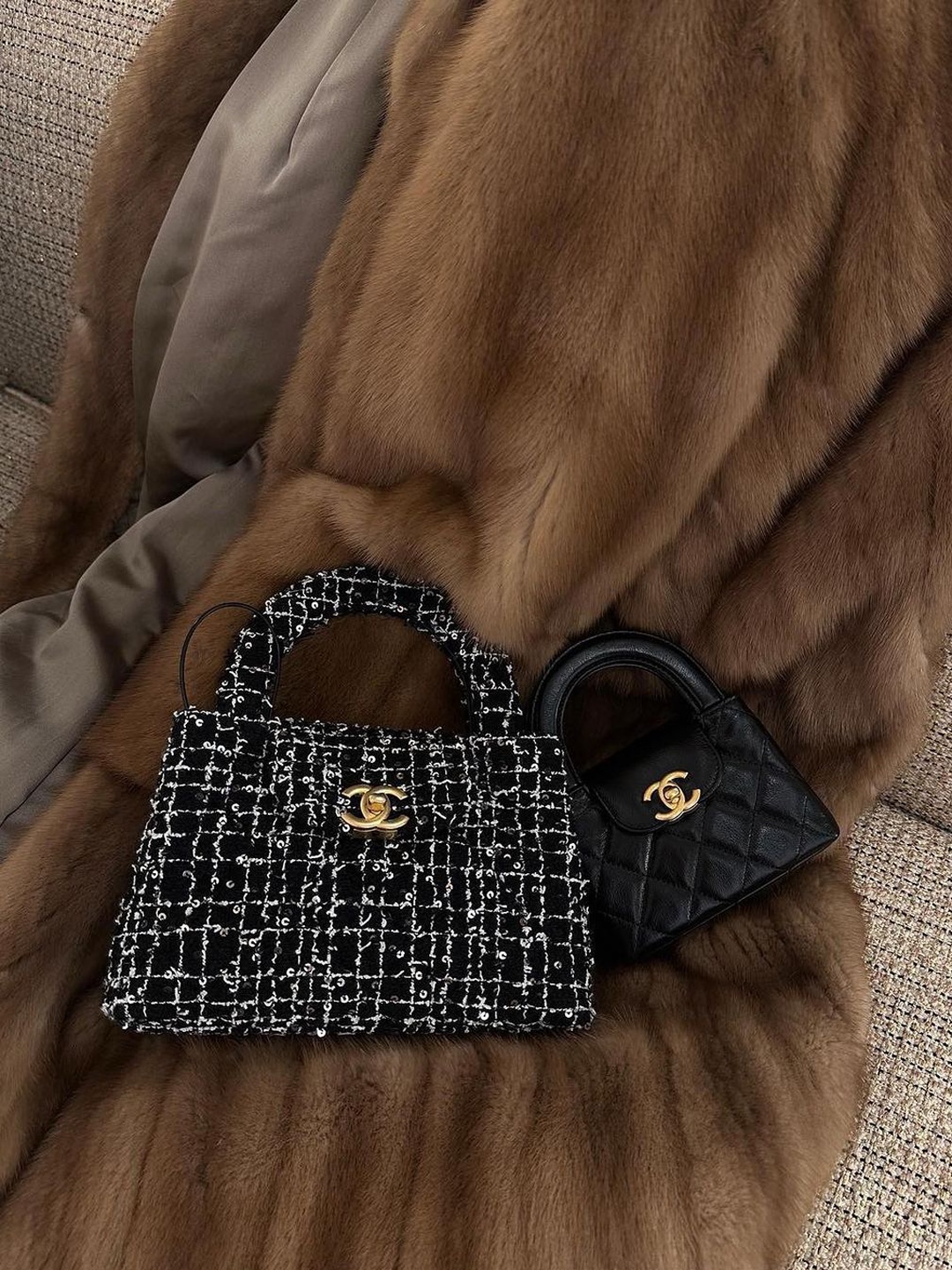 Chanel Mini Shopping Bag Shiny Aged Calfskin & Gold Black 착용 스타일 - 3