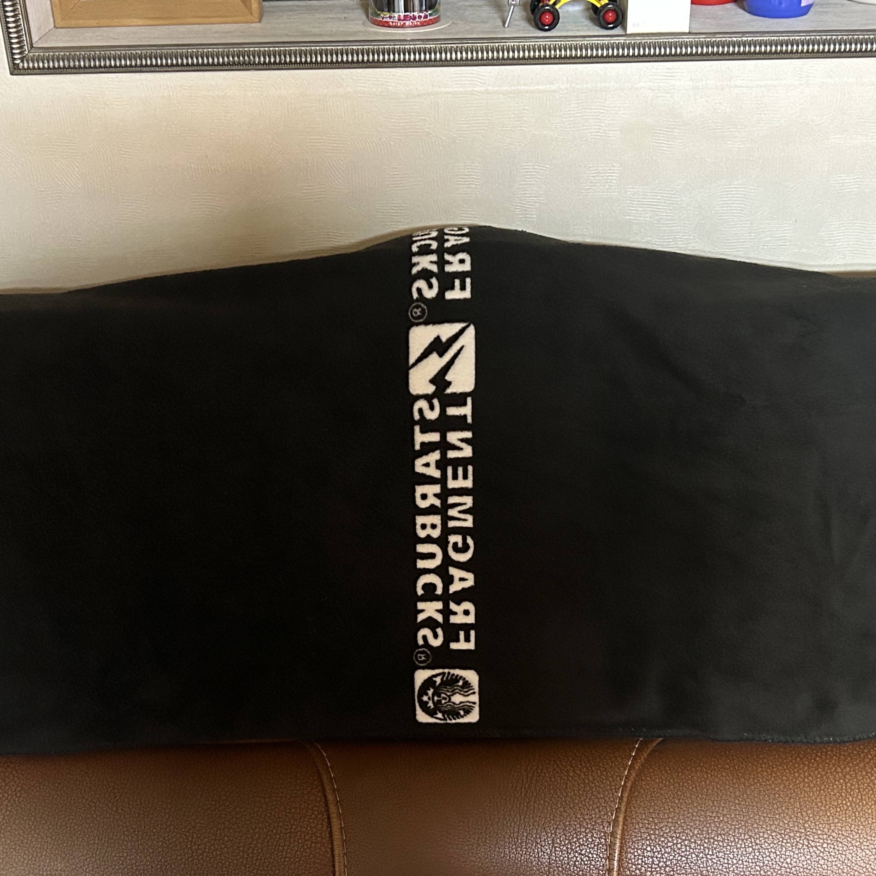 Starbucks x Fragment Cafe Blanket Black 착용 스타일