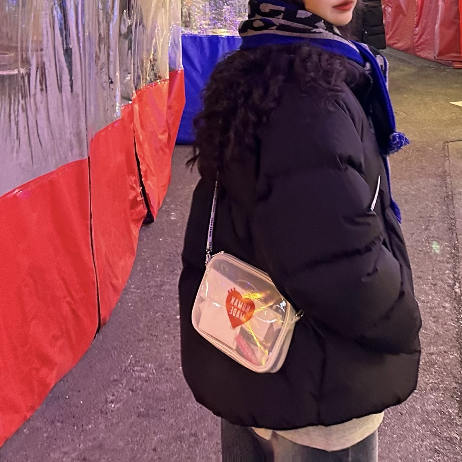CDG 로고 체크 머플러 블루, 휴먼 메이드 PVC 파우치 미디움 클리어 착용 스타일 - 3