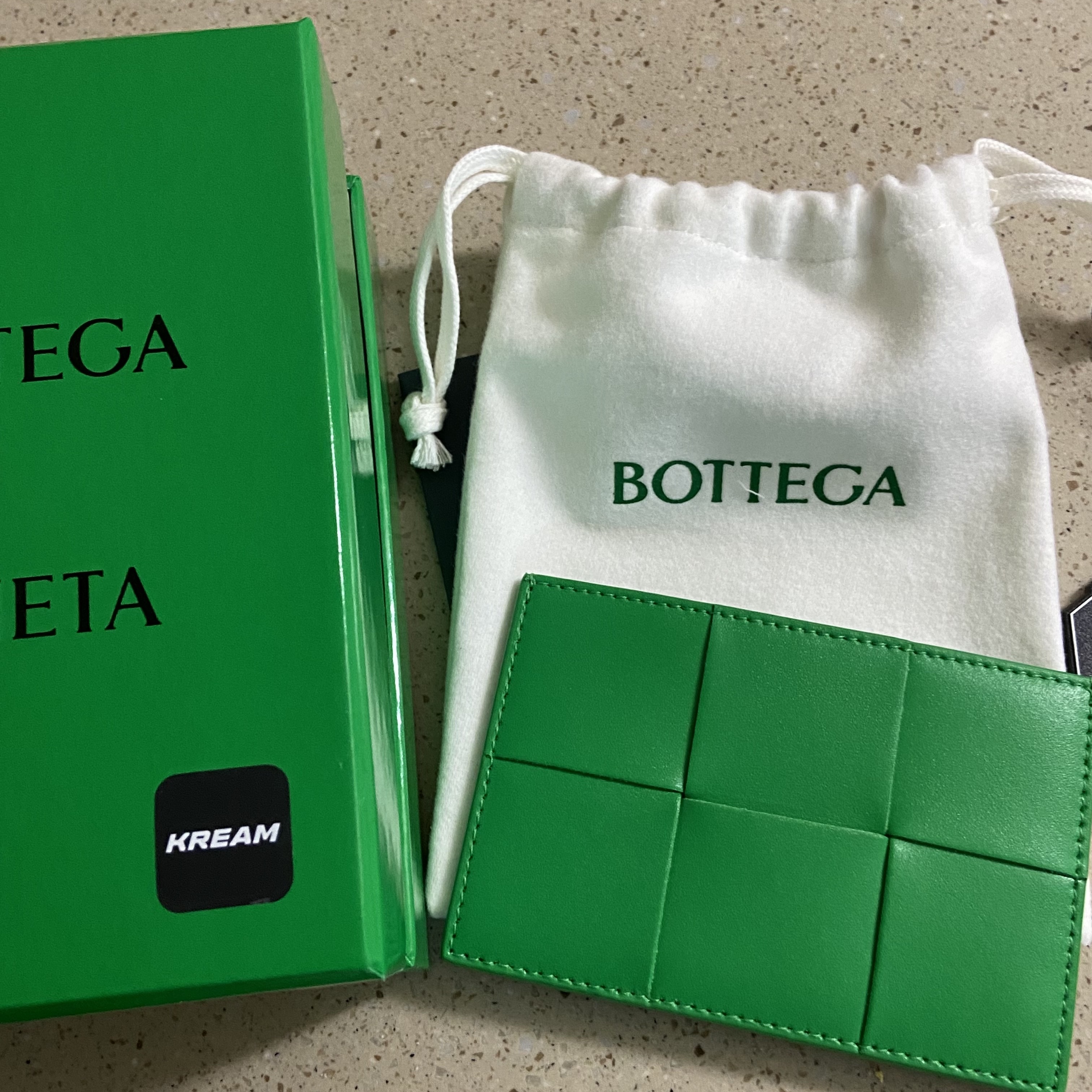 Bottega Veneta Credit Card Case Calfskin Parakeet 착용 스타일