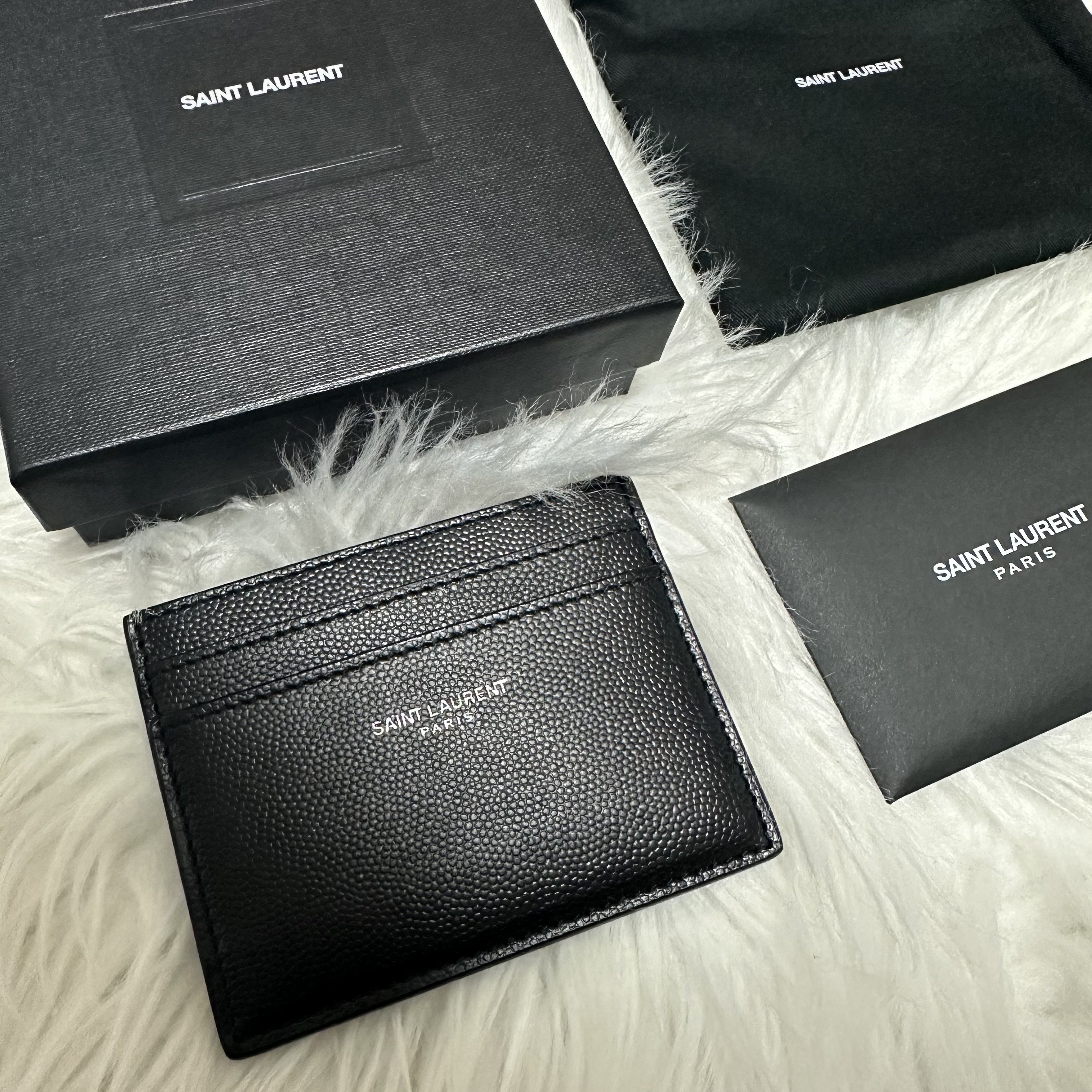 Saint Laurent Paris Credit Card Case in Grain de Poudre Embossed Leather Black 착용 스타일