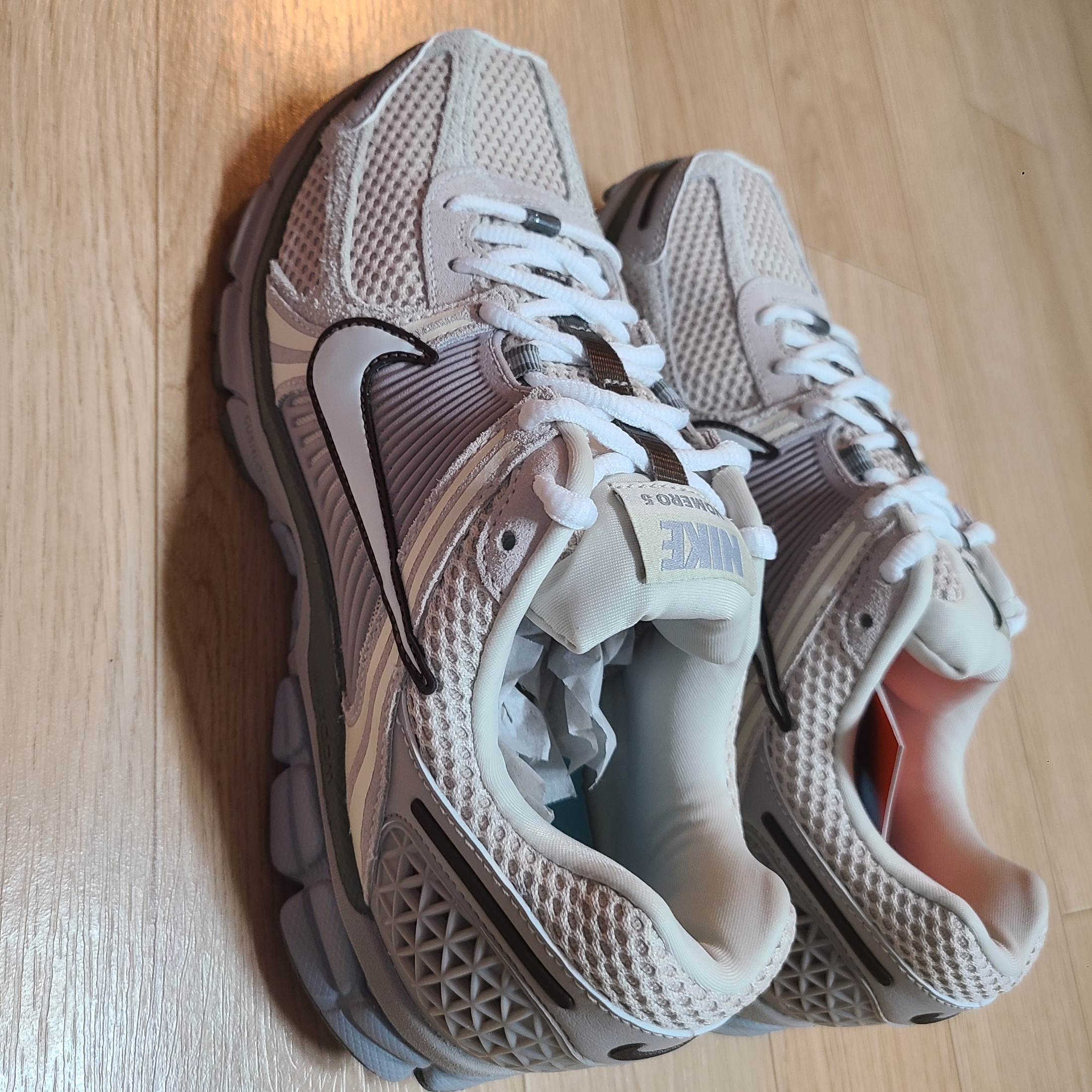 Nike Zoom Vomero 5 SE Light Orewood Brown 착용 스타일