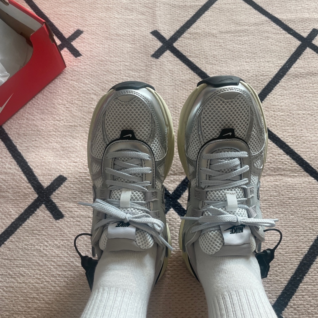 Nike V2K Run Summit White Metallic Silver 착용 스타일