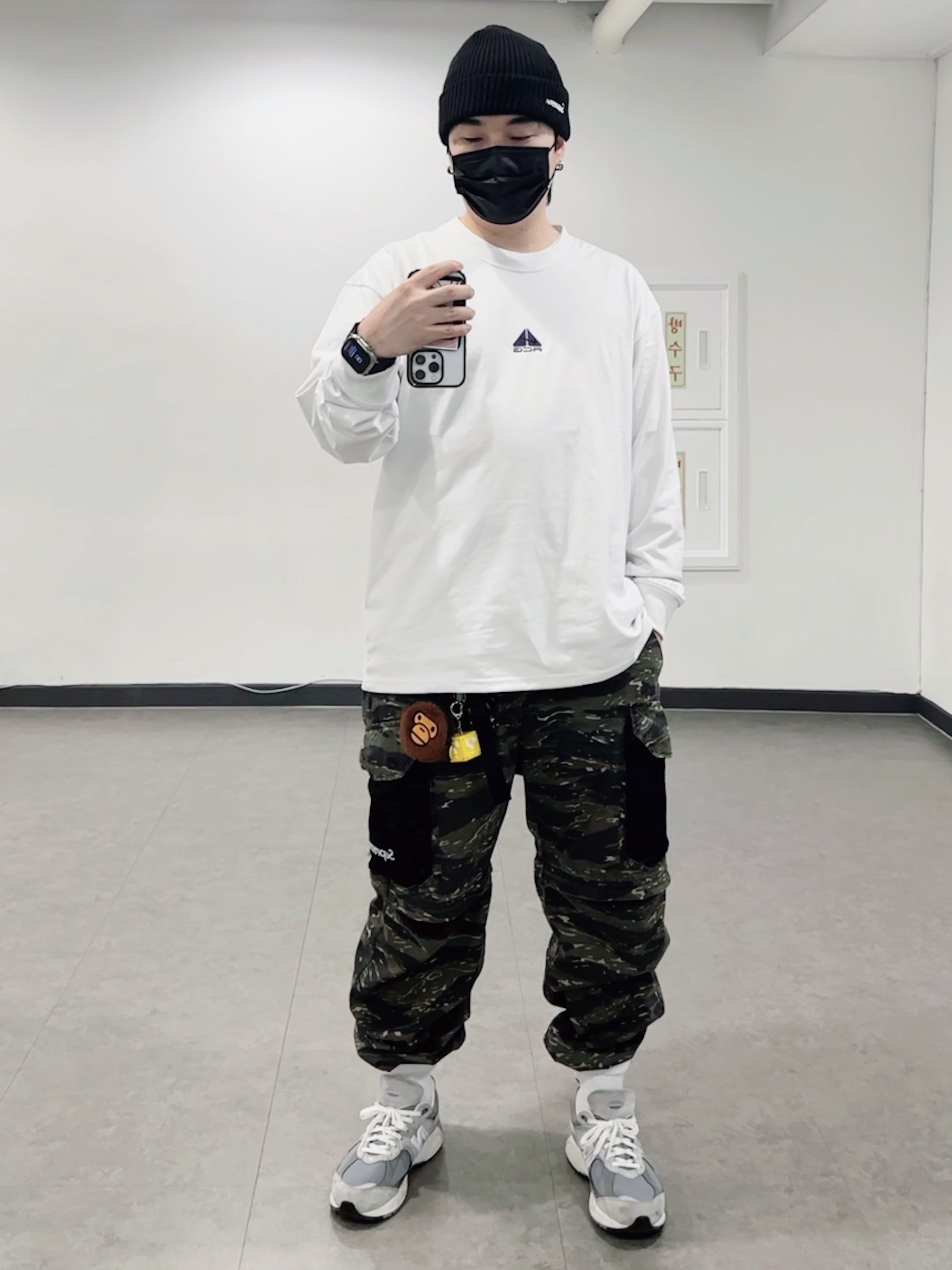 Nike ACG Lungs Long Sleeve T-Shirt Summit White - Asia, Supreme Mesh Pocket Belted Cargo Pants Tigerstripe Camo - 21SS 착용 스타일 - 1