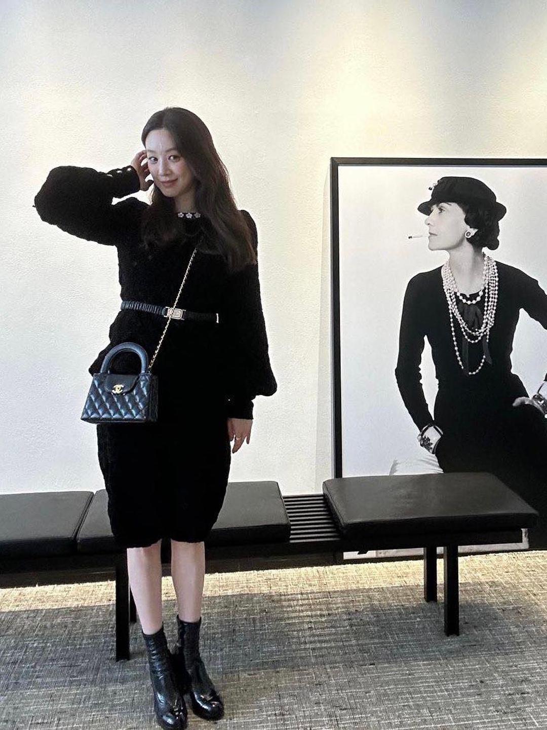 Chanel Mini Shopping Bag Shiny Aged Calfskin & Gold Black 착용 스타일 - 2
