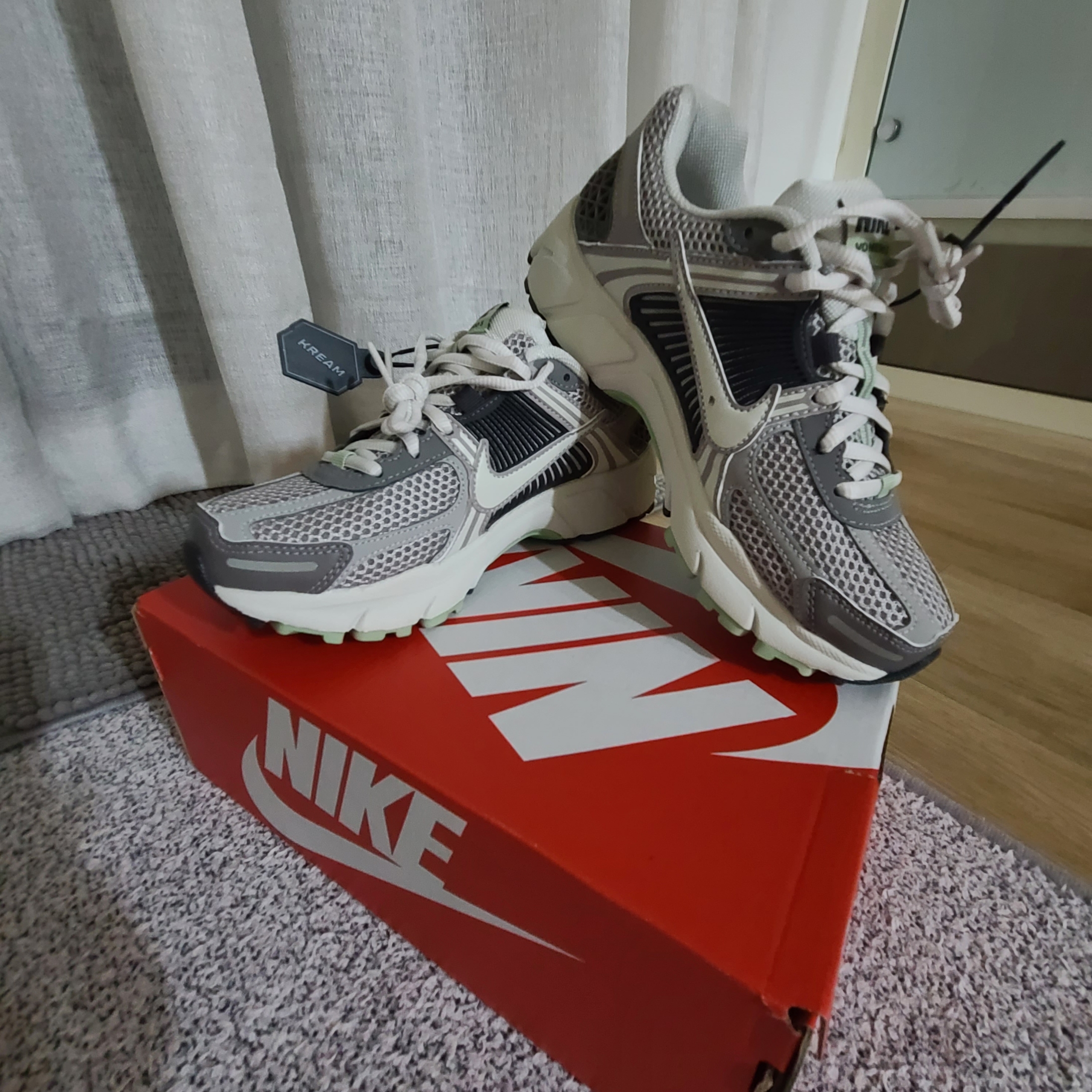 (W) Nike Zoom Vomero 5 Cobblestone and Flat Pewter 착용 스타일 - 4