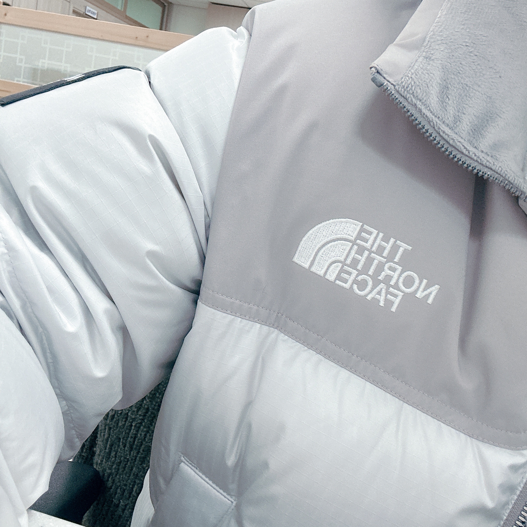 (W) The North Face White Label Novelty Nuptse Down Jacket Ice Gray 착용 스타일