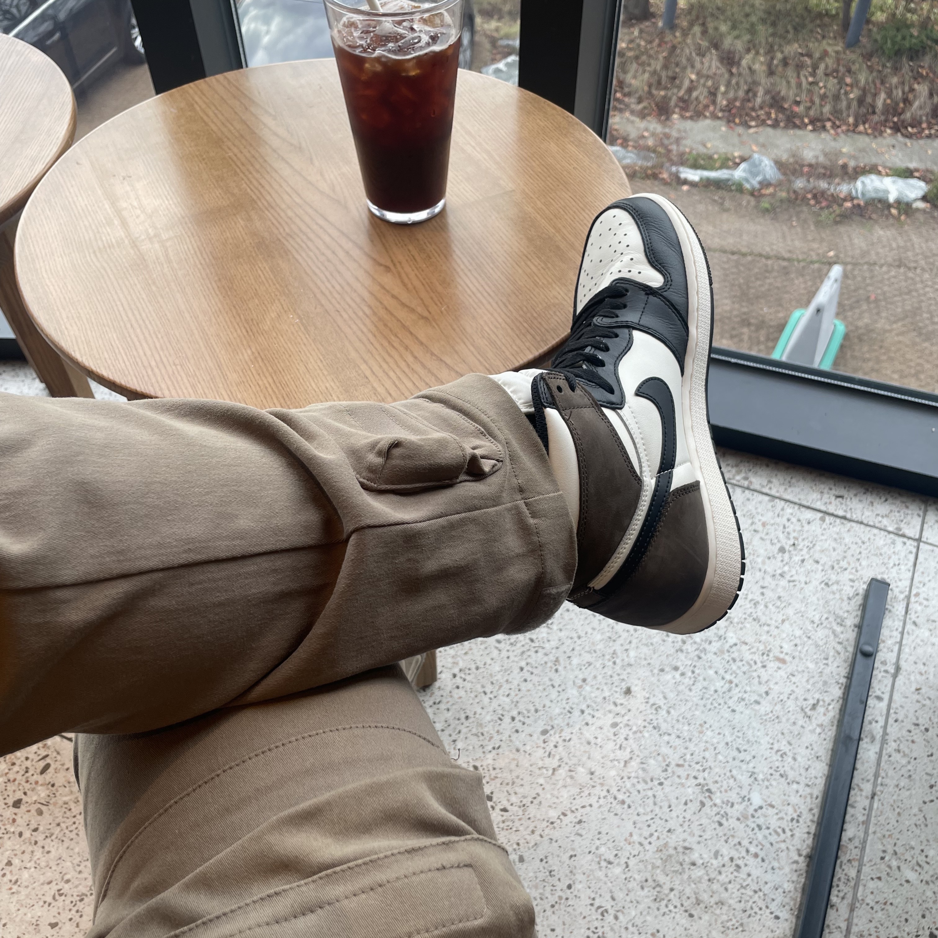 Jordan 1 Retro High OG Black Mocha 착용 스타일 - 1