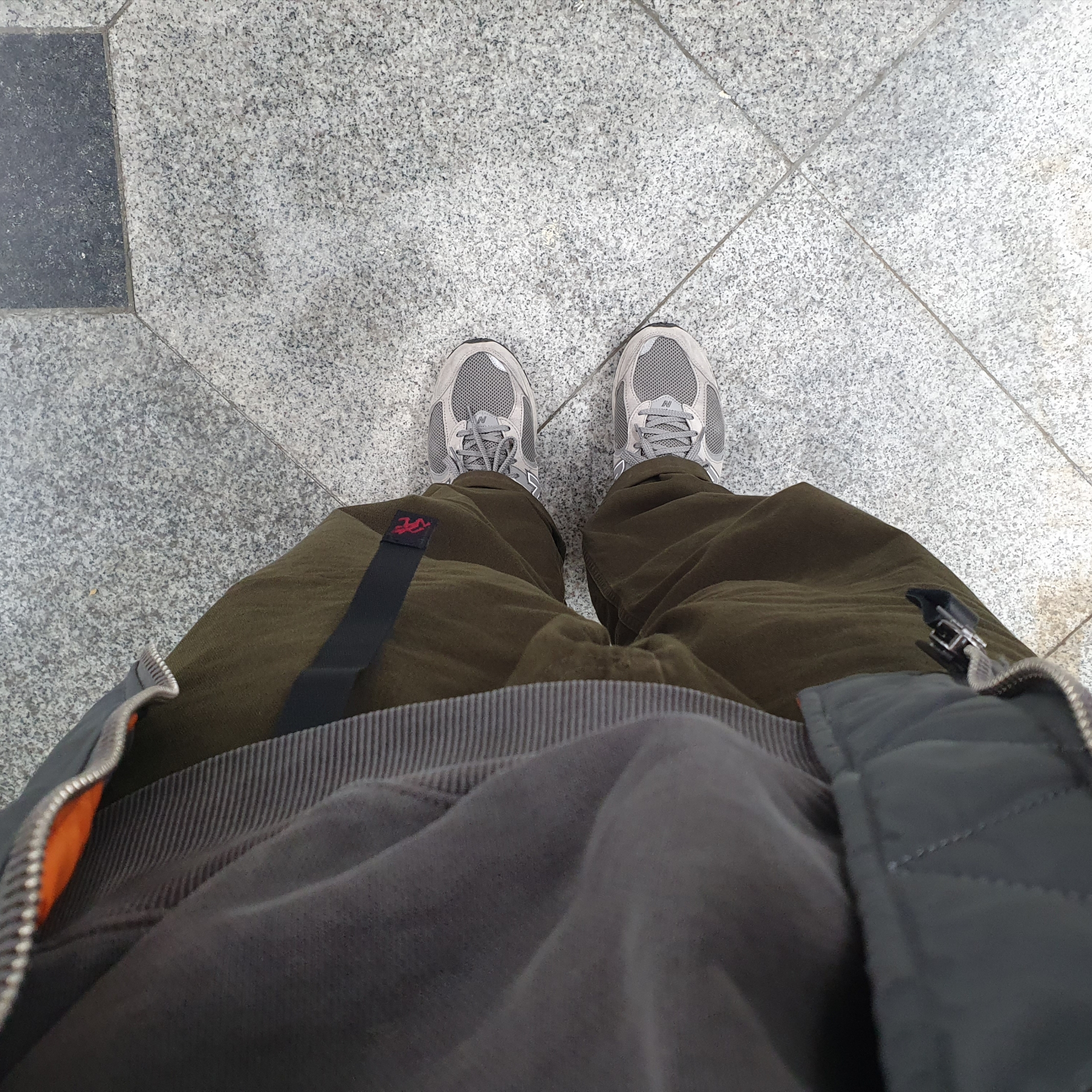 New Balance 2002R Grey 착용 스타일